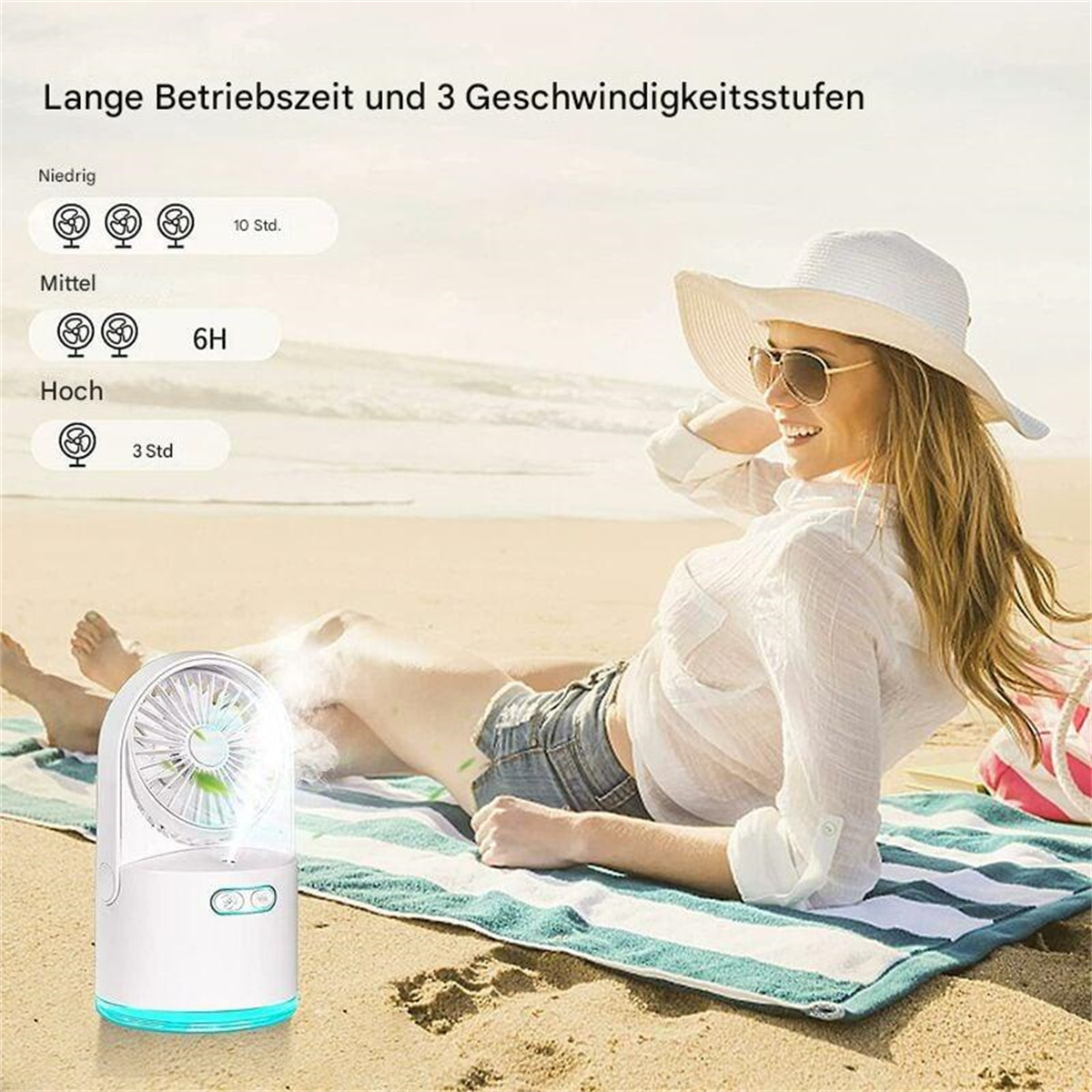 Frau am Strand benutzt tragbaren Ventilator. Deutscher Text beschreibt lange Akkulaufzeit und 3 Geschwindigkeiten. Sand- und Meereshintergrund.