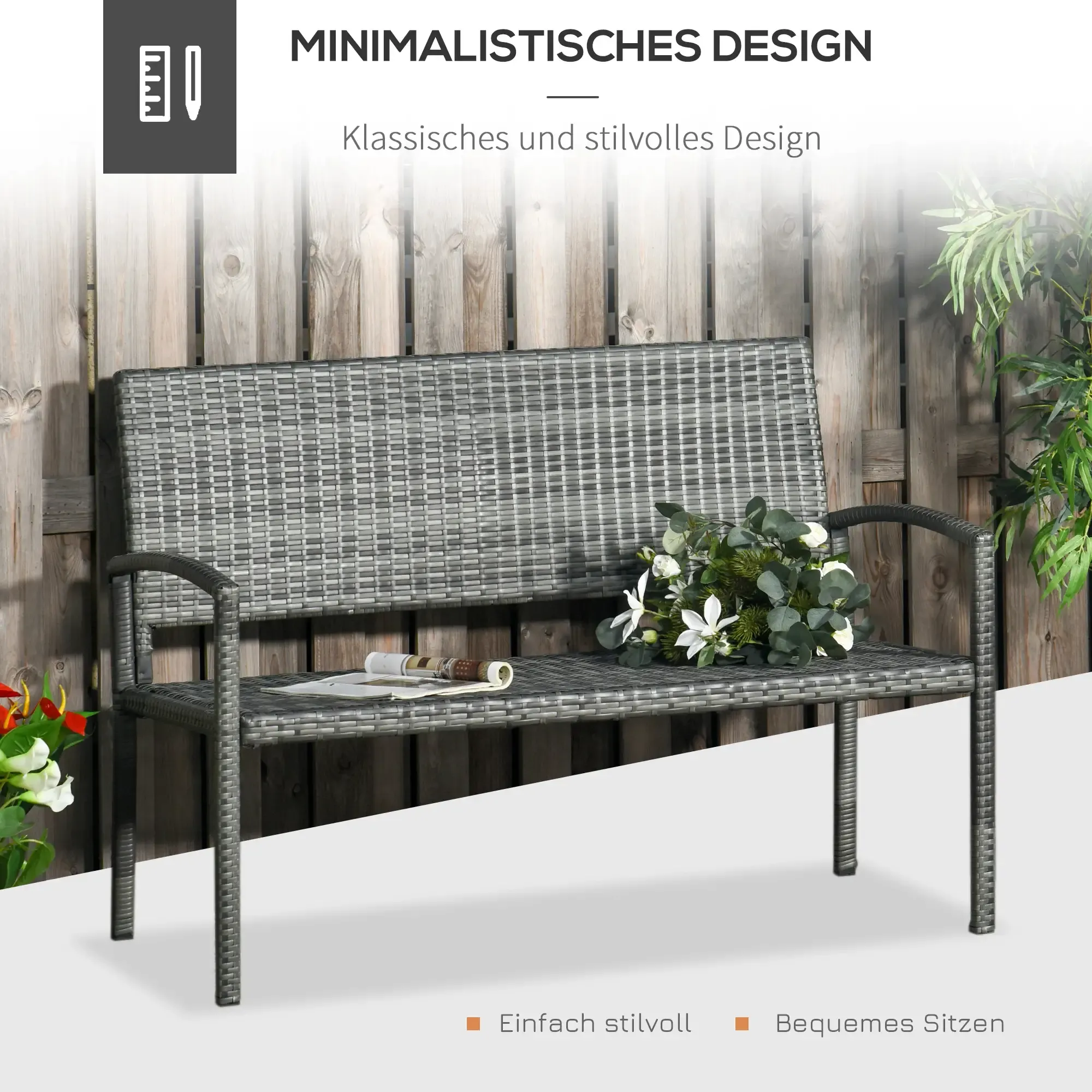Eine graue, gewebte Bank mit Holzgrund. Die Bank hat ein minimalistisches Design. Es gibt ein Blumenarrangement darauf.