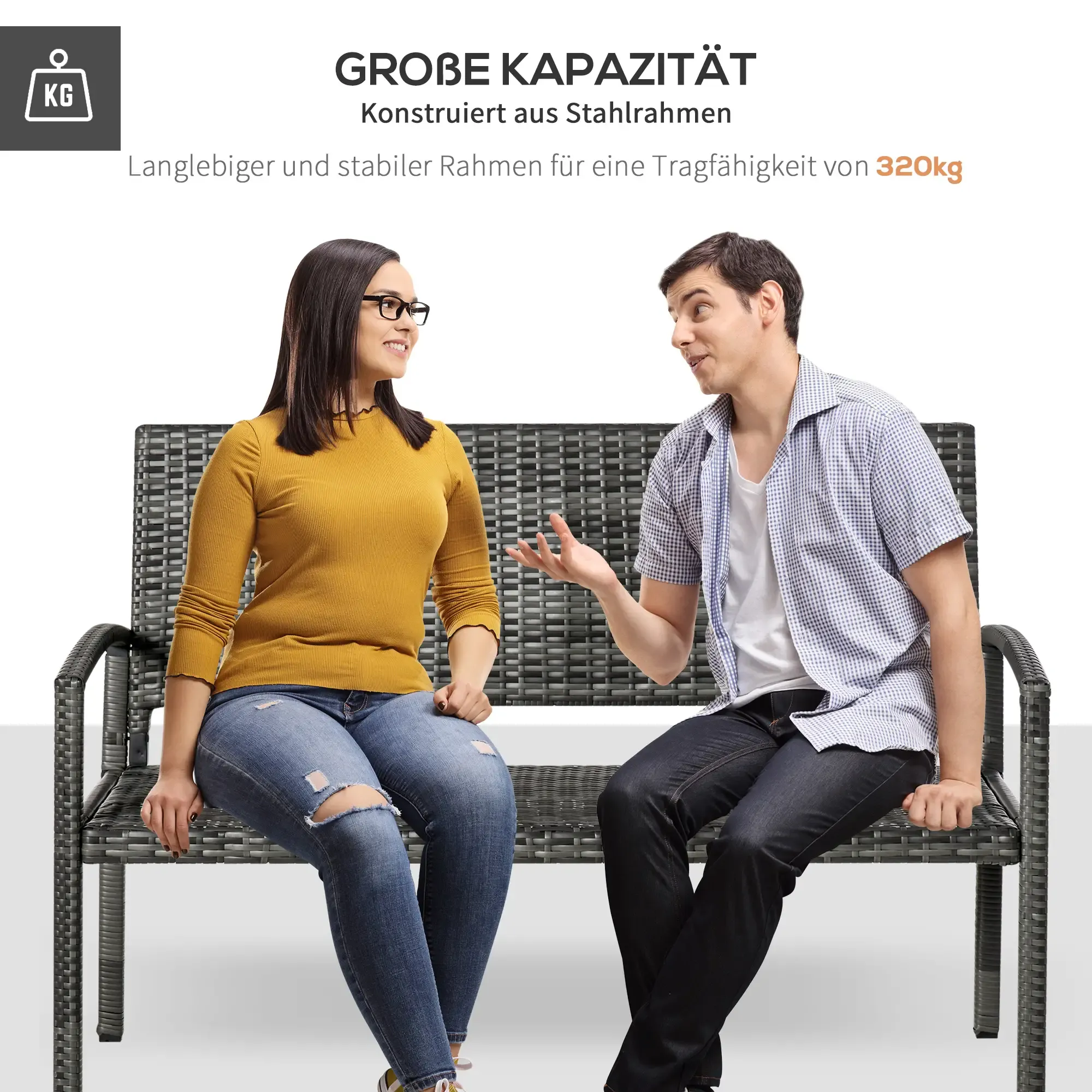 Ein Mann und eine Frau sitzen auf einer grauen, gewebten Bank. Die Bank besteht aus Stahl und kann 320 kg tragen.