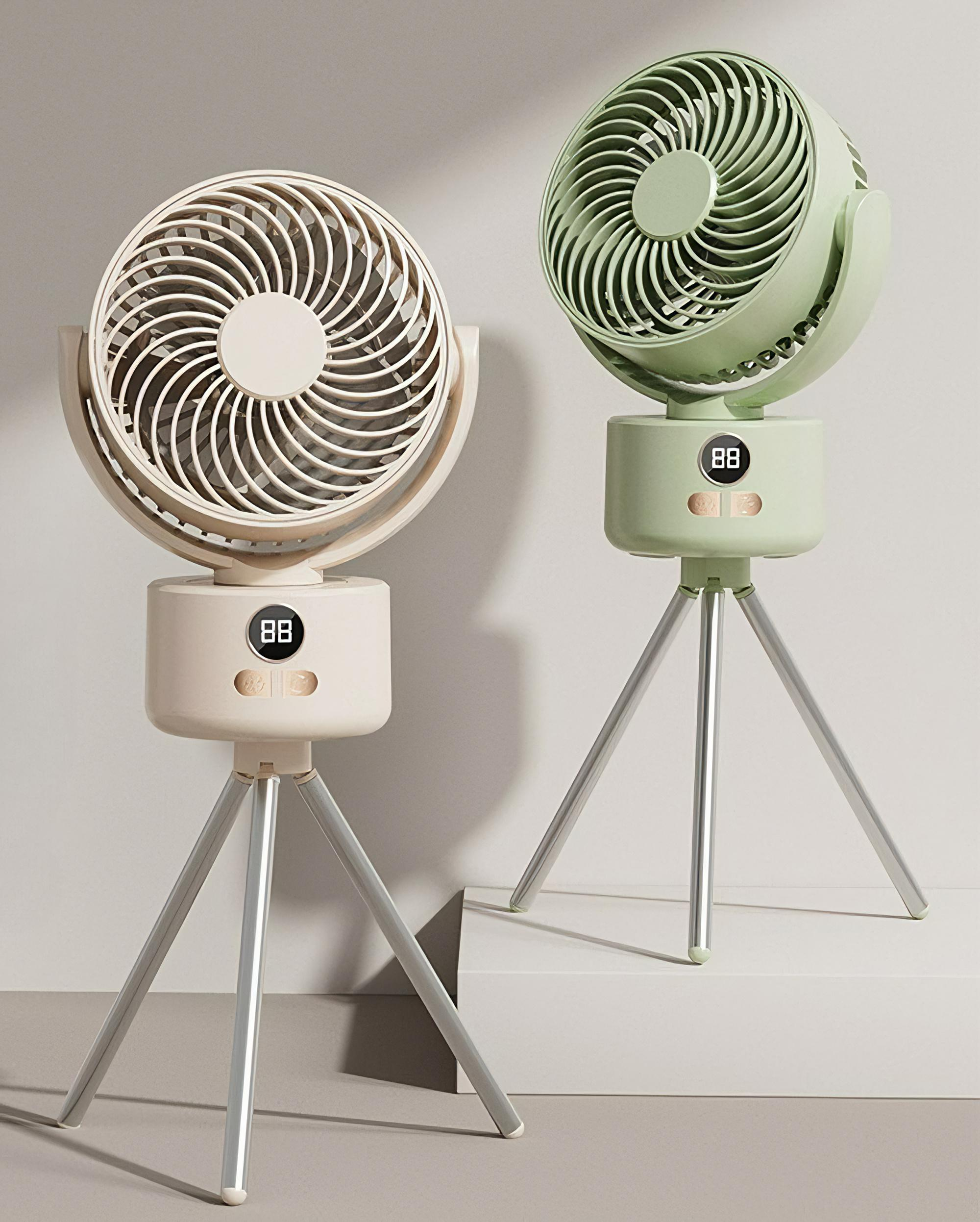 Zwei grüne und beige Ventilatoren auf Stativen. Beide haben Digitalanzeigen. Die Ventilatoren stehen auf einer weißen Oberfläche.