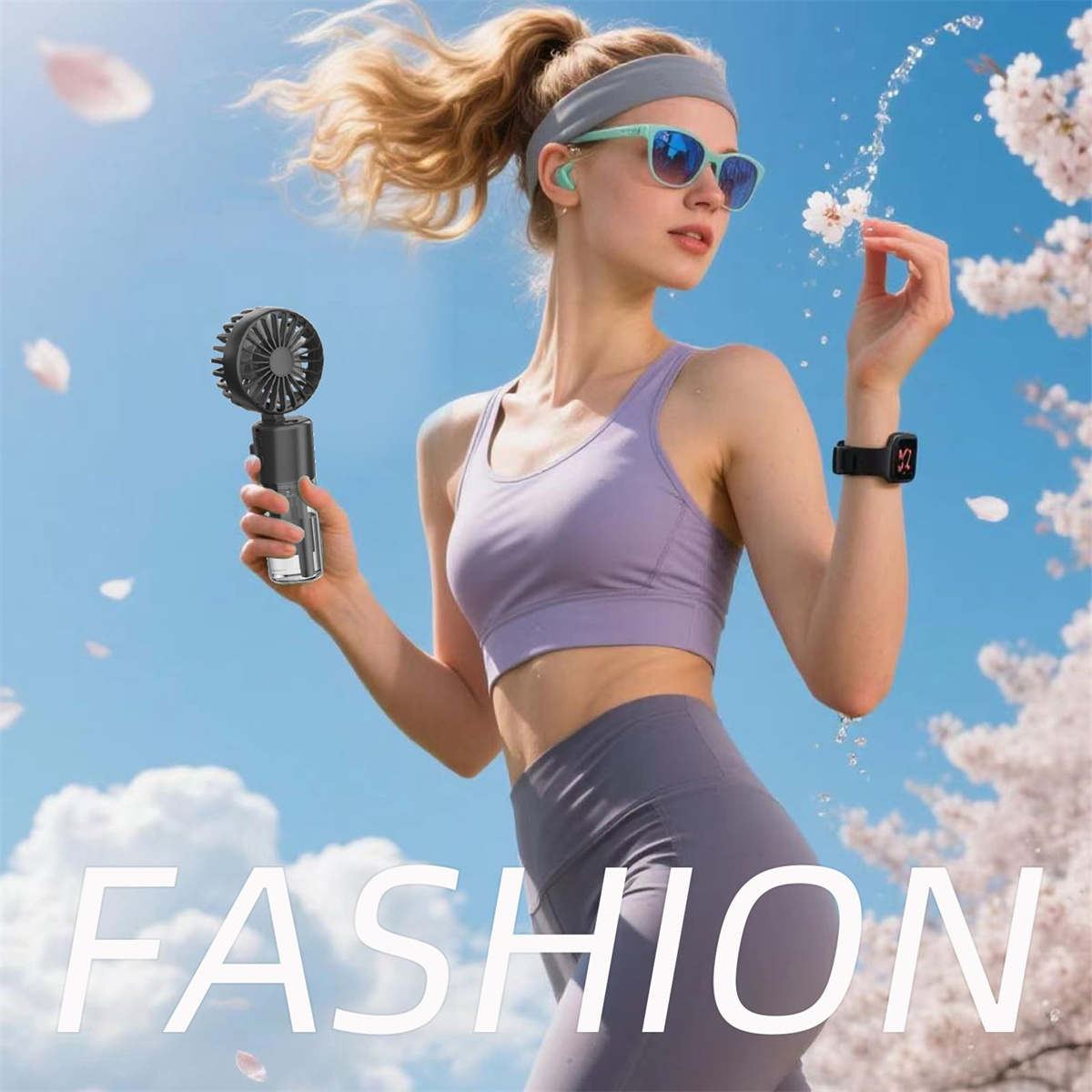 Eine Frau in Sportkleidung hält einen Mini-Ventilator, mit einem 'Fashion'-Text-Overlay, im Freien.