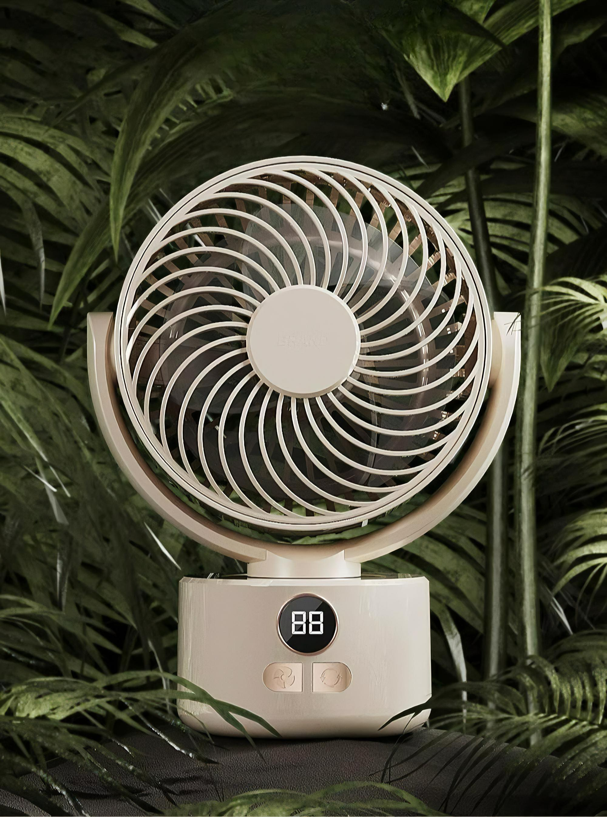 Ein beiger Ventilator mit digitaler Anzeige. Er ist von grünen Blättern umgeben.