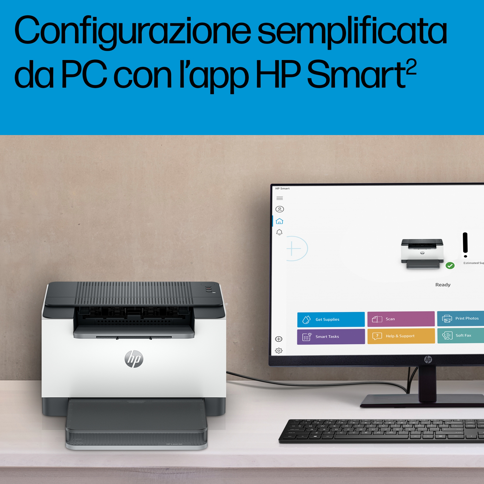 Una impresora blanca y negra está junto a un monitor que muestra la interfaz de la aplicación HP Smart.