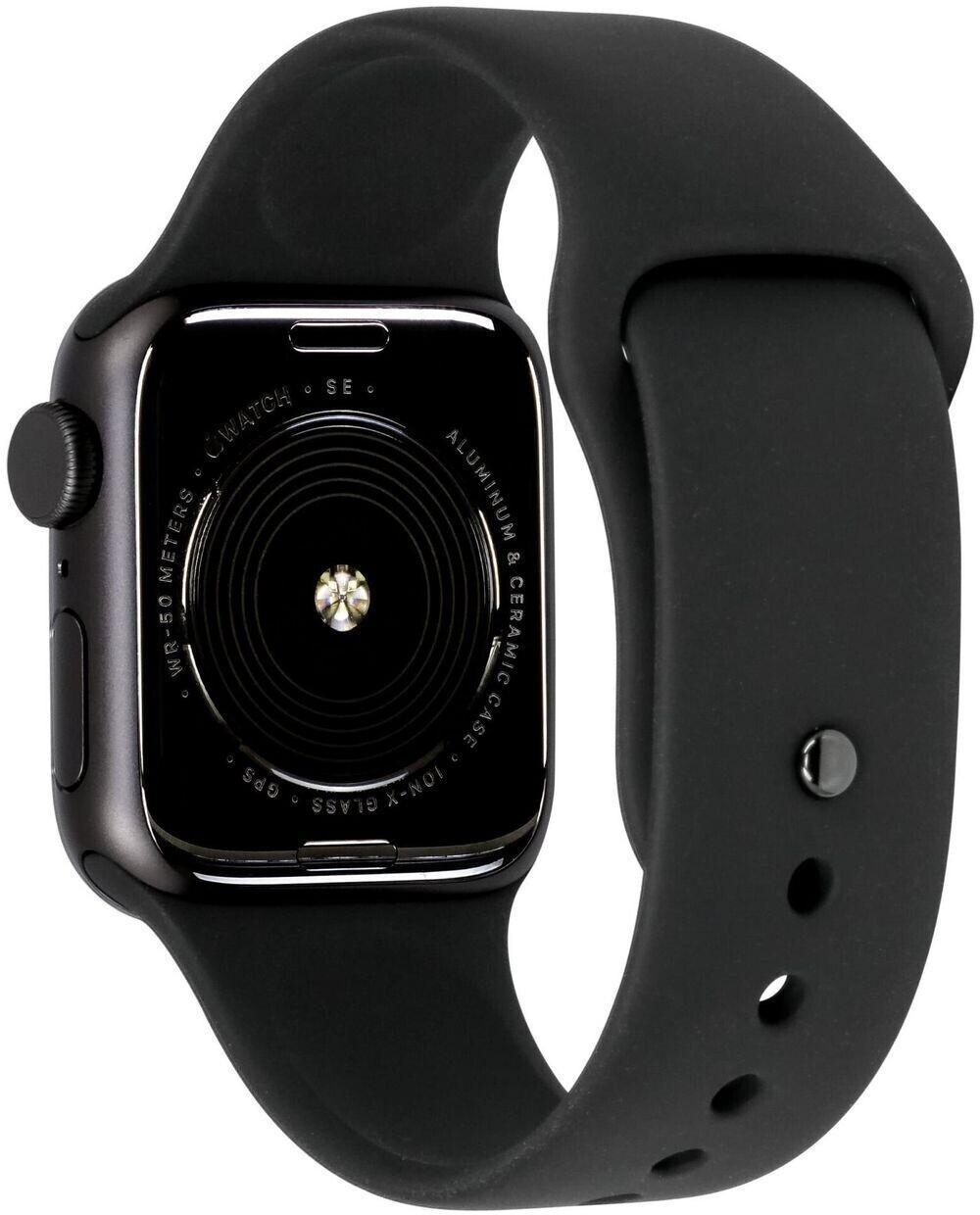 Die Rückseite einer schwarzen Apple Watch mit schwarzem Armband, zeigt den Sensor und Textdetails.