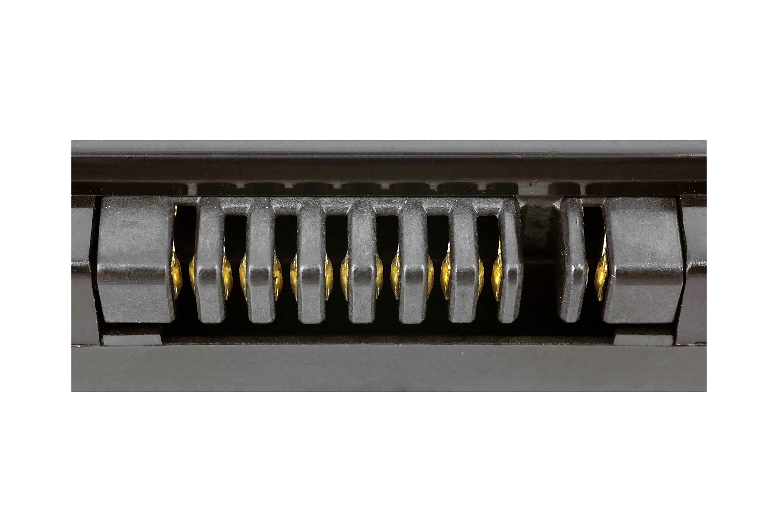 Primo piano del connettore della batteria del laptop con pin dorati.
