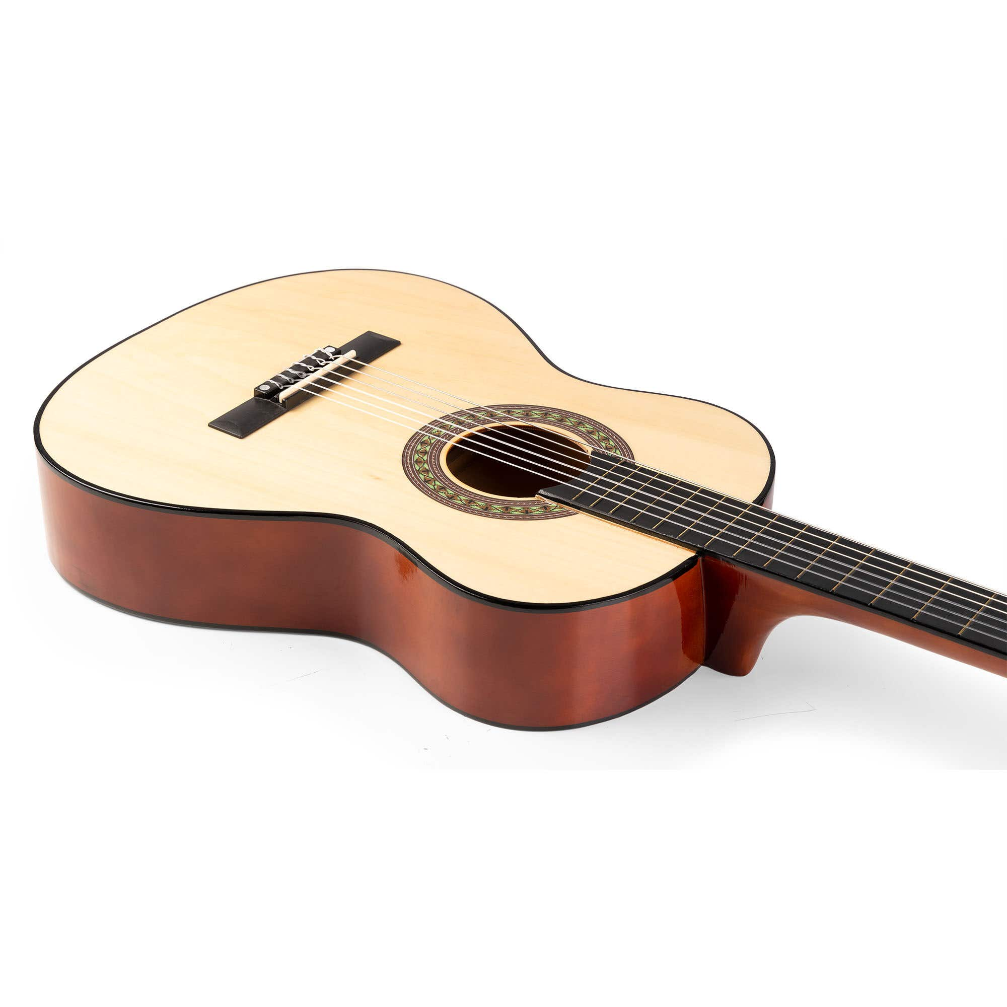Una guitarra tumbada sobre una superficie blanca en ángulo.