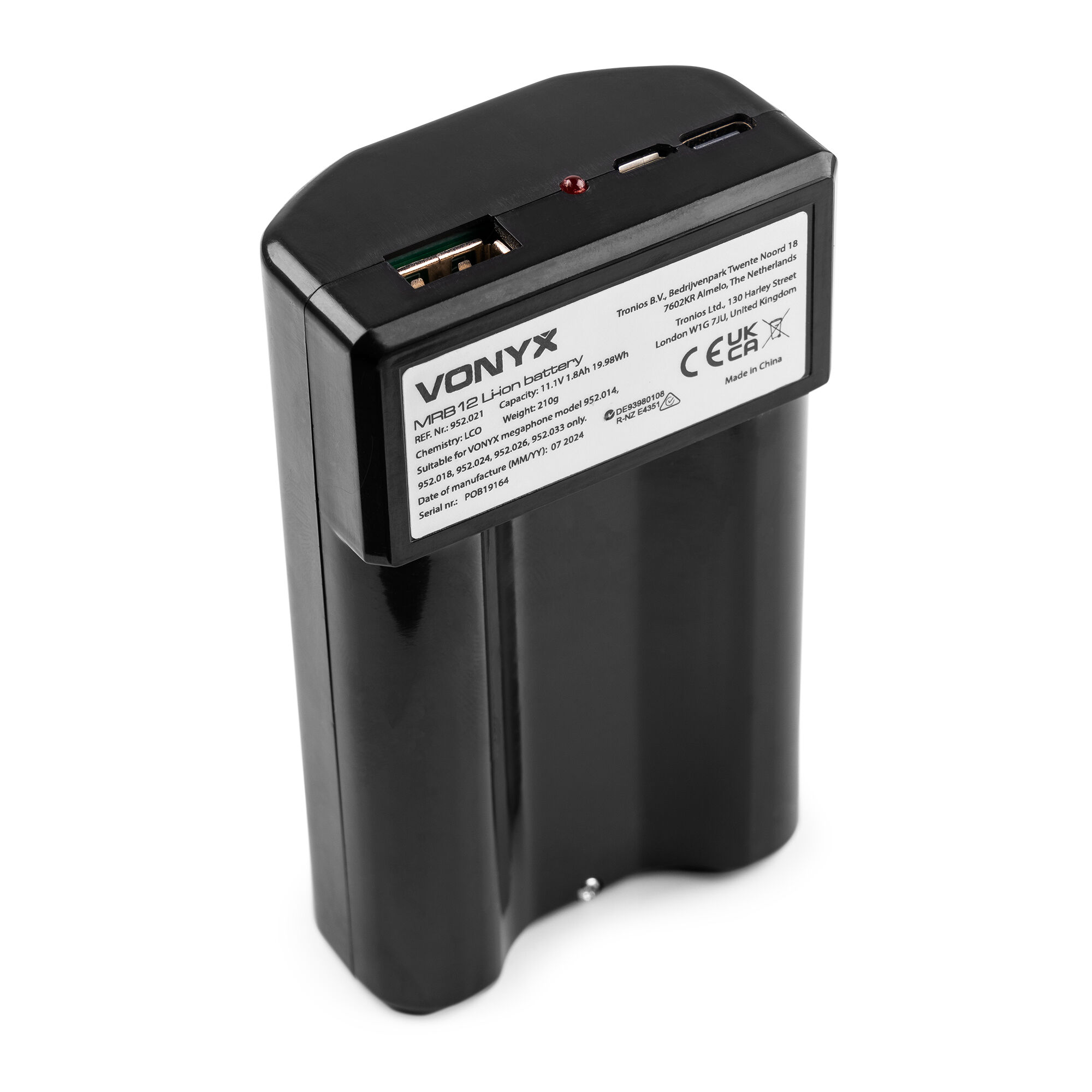 Batería negra con puertos USB y etiquetas. Fondo blanco.