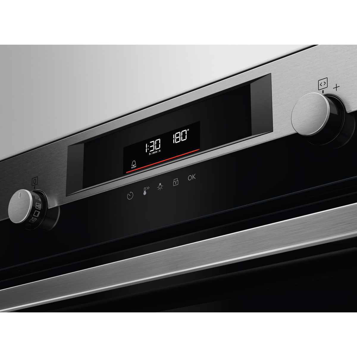 Roestvrijstalen ovenfront met digitaal display dat tijd en temperatuur weergeeft, omgeven door bedieningsknoppen.