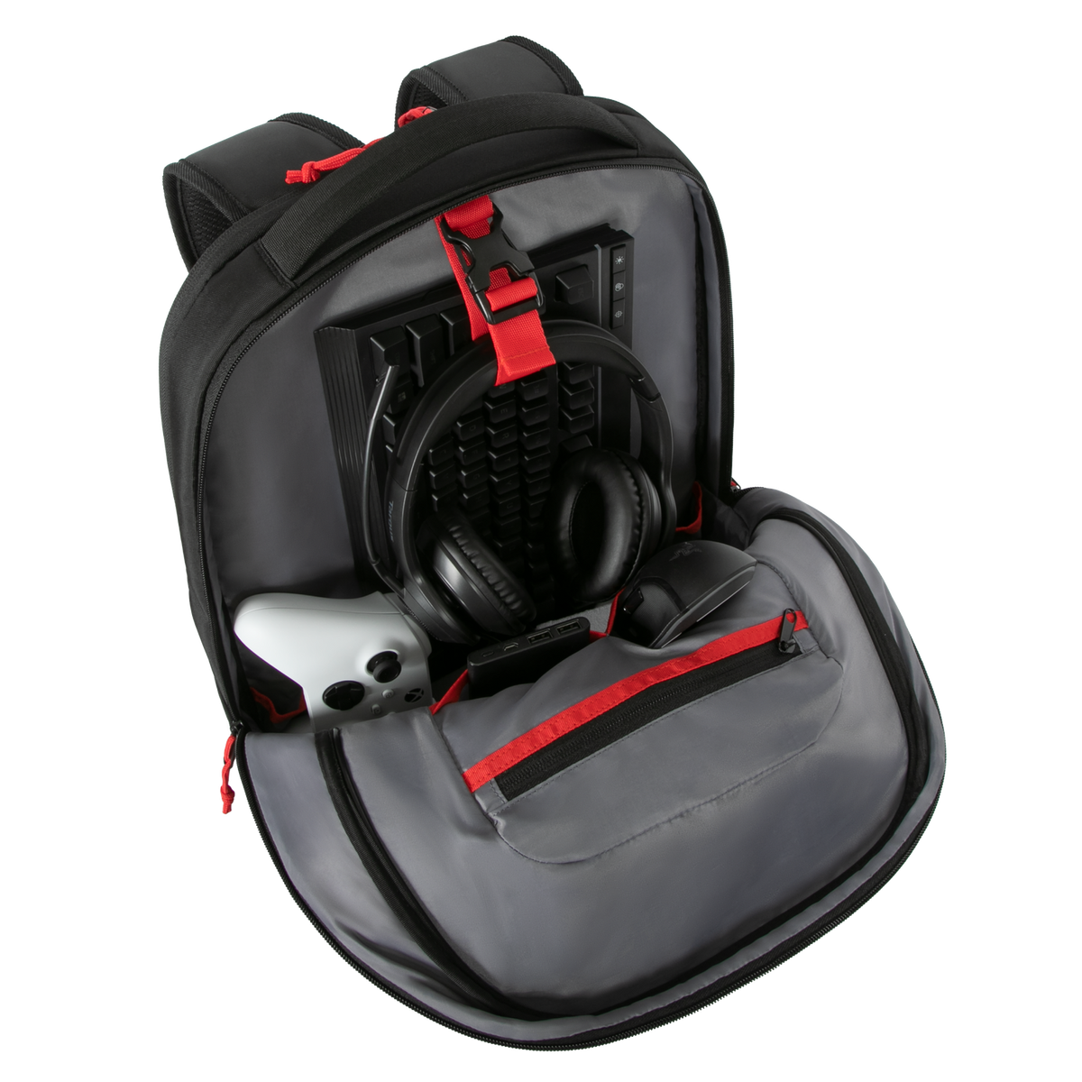 Offener schwarzer Rucksack mit Gaming-Ausrüstung: Kopfhörer, Tastatur, Maus, Controller und Ladekabel. Rote Akzente.