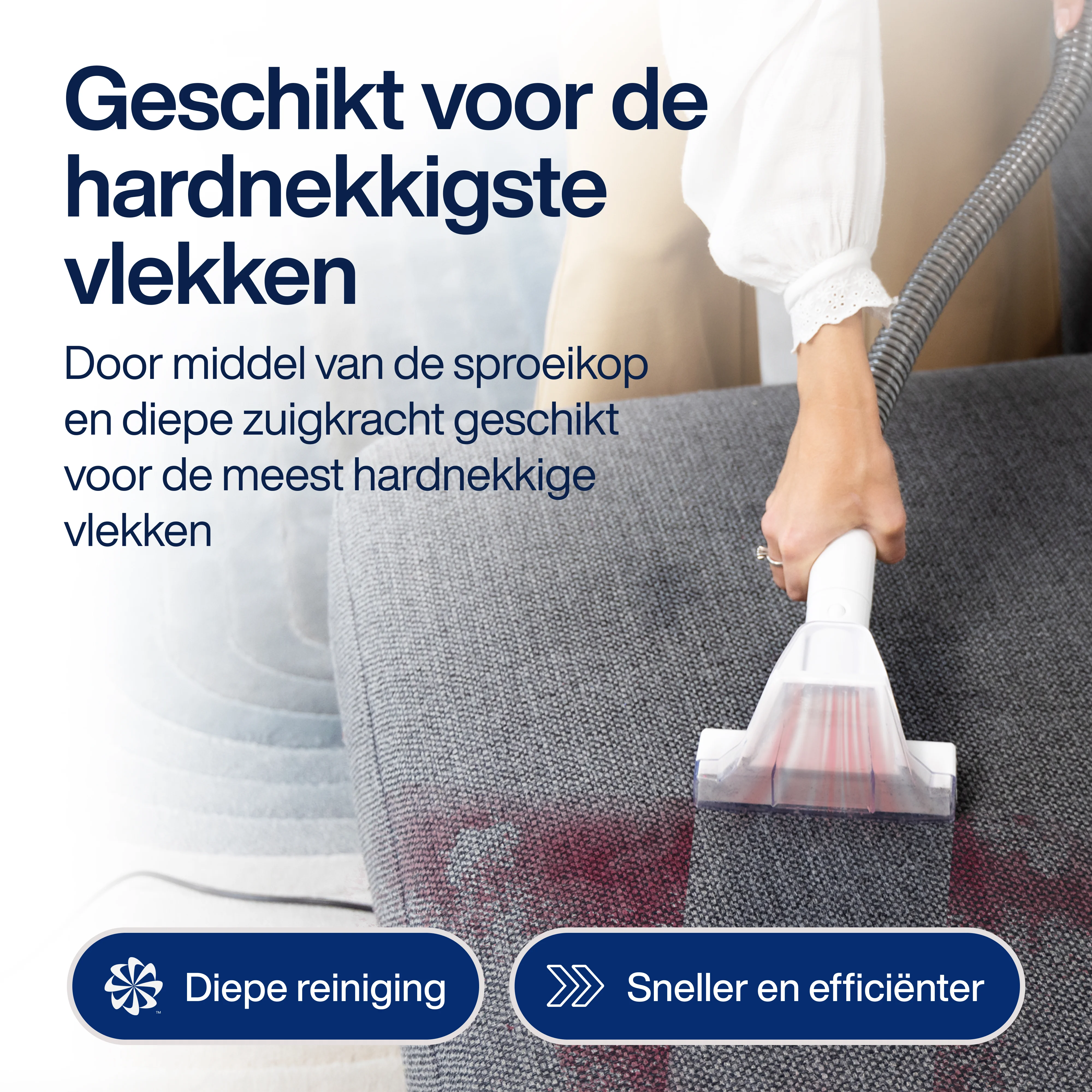 Eine Person reinigt ein Sofa mit einem Staubsauger. Das Sofa hat rote Flecken. Der Text besagt, dass es für hartnäckige Flecken geeignet ist.