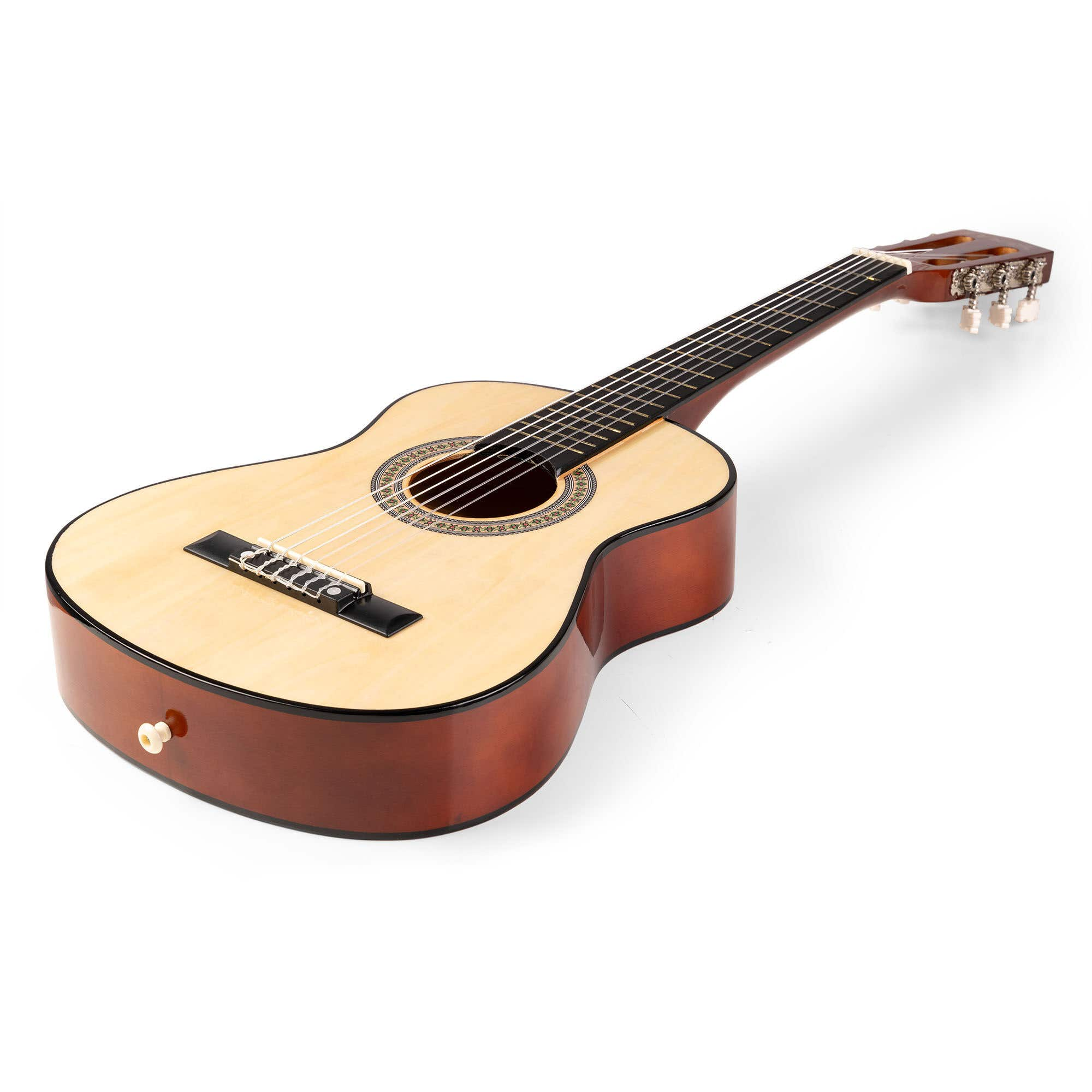 Guitarra acústica sobre fondo blanco. Cuerpo marrón claro con boca y cuerdas. La guitarra se inclina un poco.