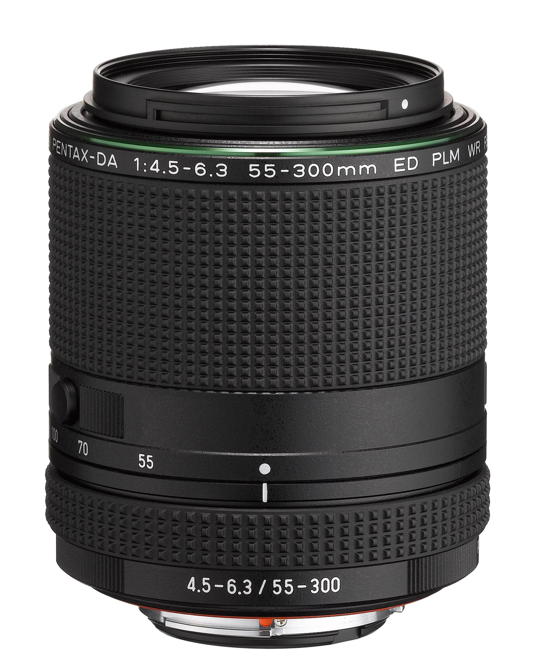 Schwarzes Kameraobjektiv mit schwarzem strukturiertem Griff. Das Objektiv hat weißen Text und Ringe. Beschriftung: 'PENTAX-DA 1:4.5-6.3 55-300mm'.
