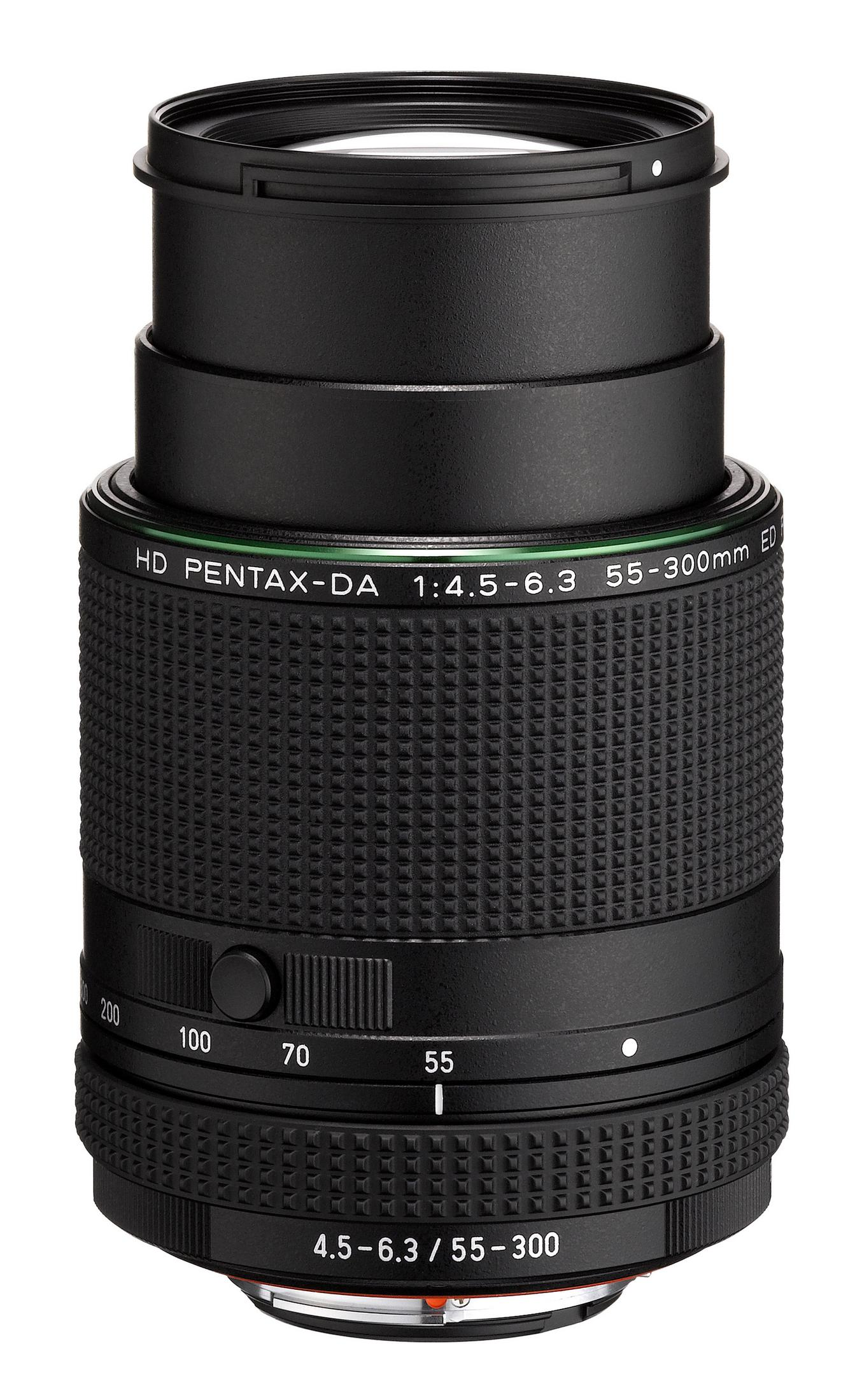 Schwarzes Kameraobjektiv mit schwarzem strukturiertem Griff. Das Objektiv hat weißen Text und Ringe. Beschriftung: 'HD PENTAX-DA 1:4.5-6.3 55-300mm'.