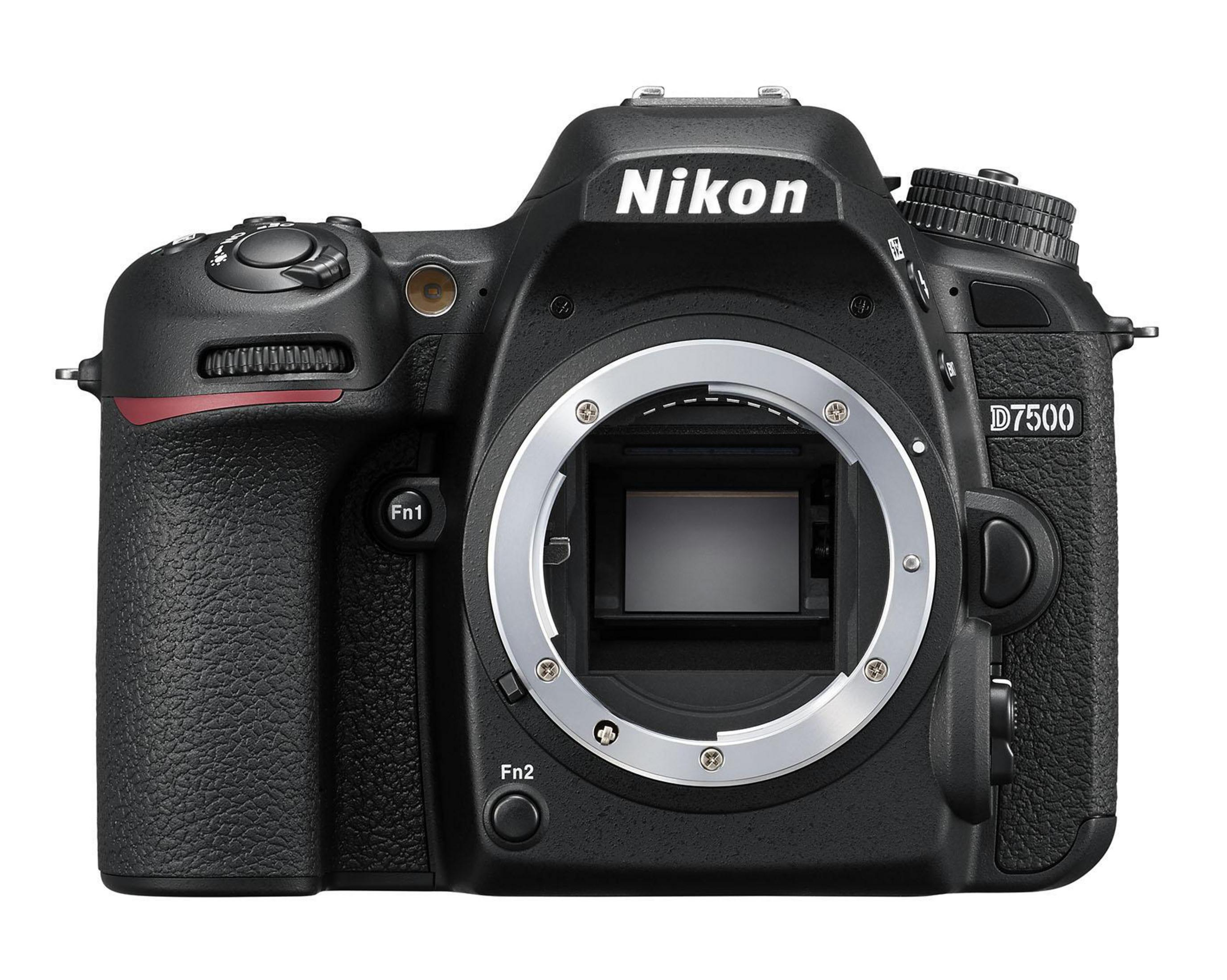 Eine schwarze Nikon D7500 Kamera auf weißem Hintergrund. Das Objektivbajonett ist sichtbar.