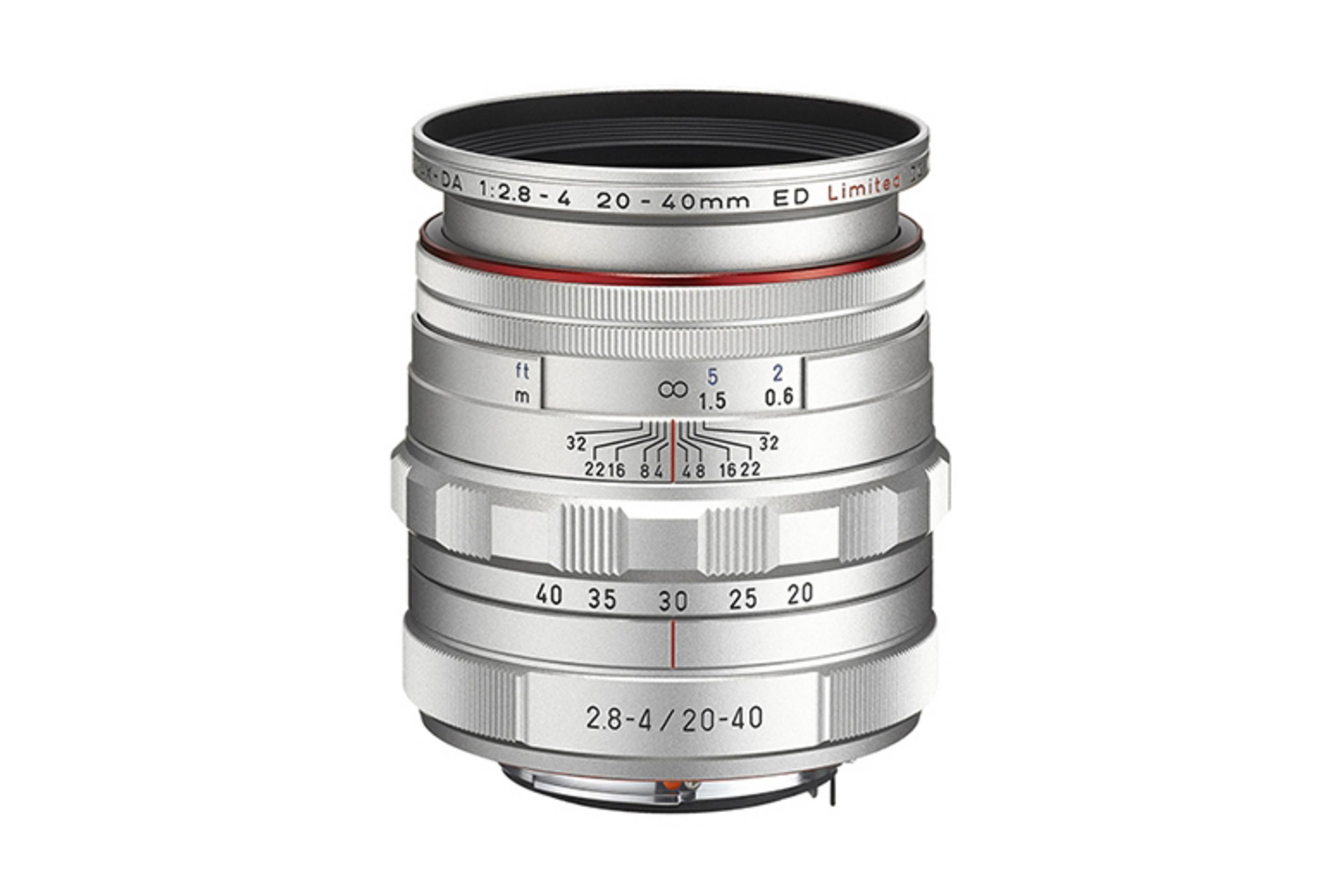Ein silbernes Objektiv mit rotem Ring, beschriftet '2.8-4/20-40 ED Limited'.