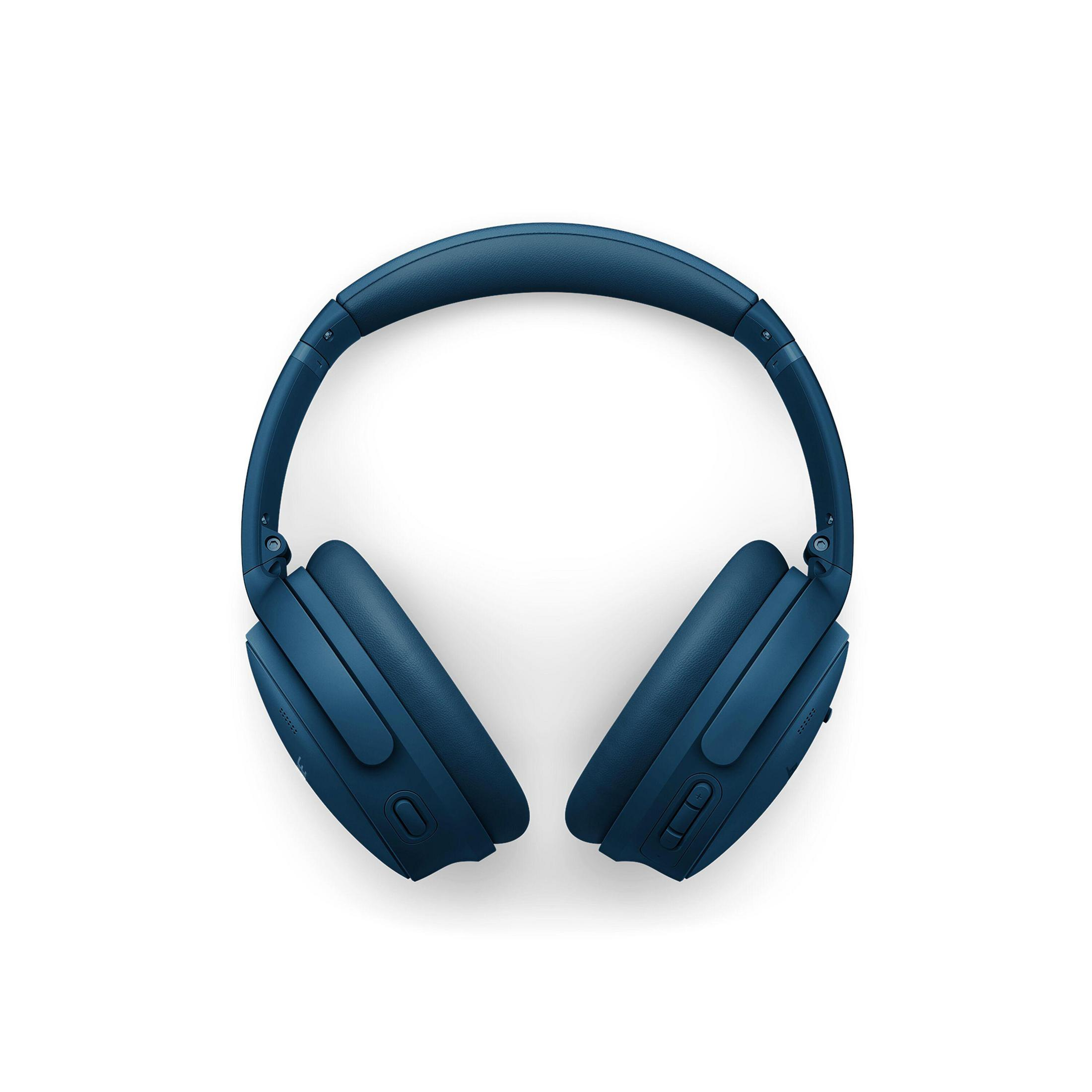 Un paio di cuffie blu Bose sono disposte su uno sfondo bianco, mostrando il loro design e le loro caratteristiche.