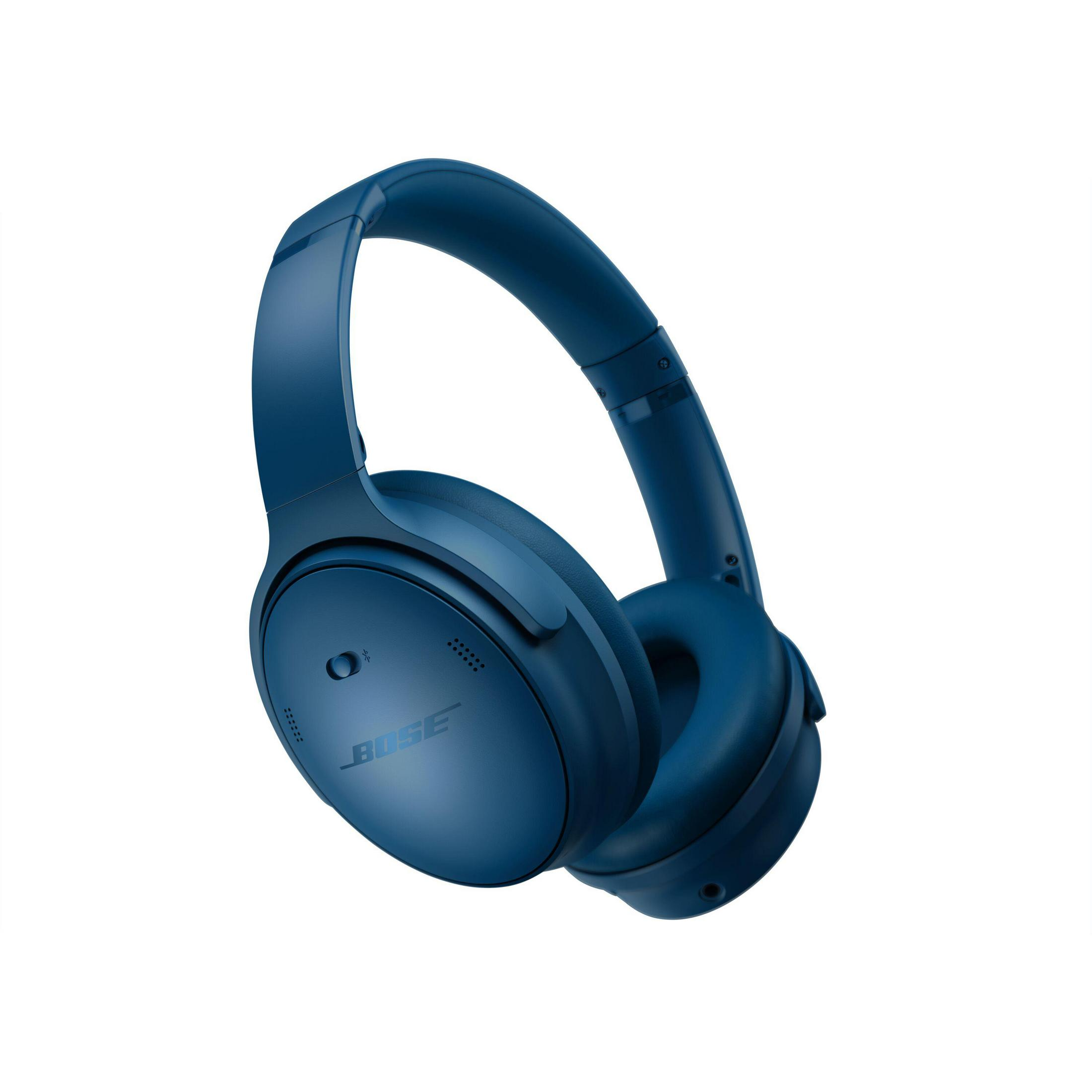 Le cuffie blu Bose sono angolate in uno scatto in studio, evidenziando il loro design elegante su uno sfondo bianco.