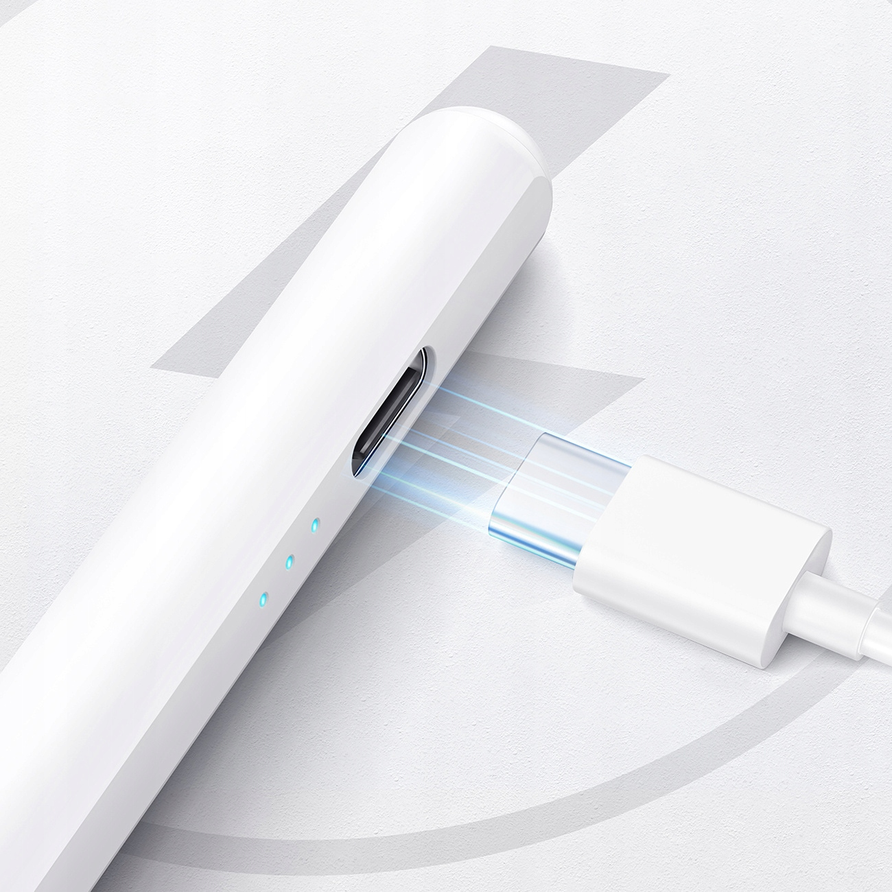Weißer Stift, der mit einem USB-C-Kabel auf einem weißen Hintergrund aufgeladen wird.