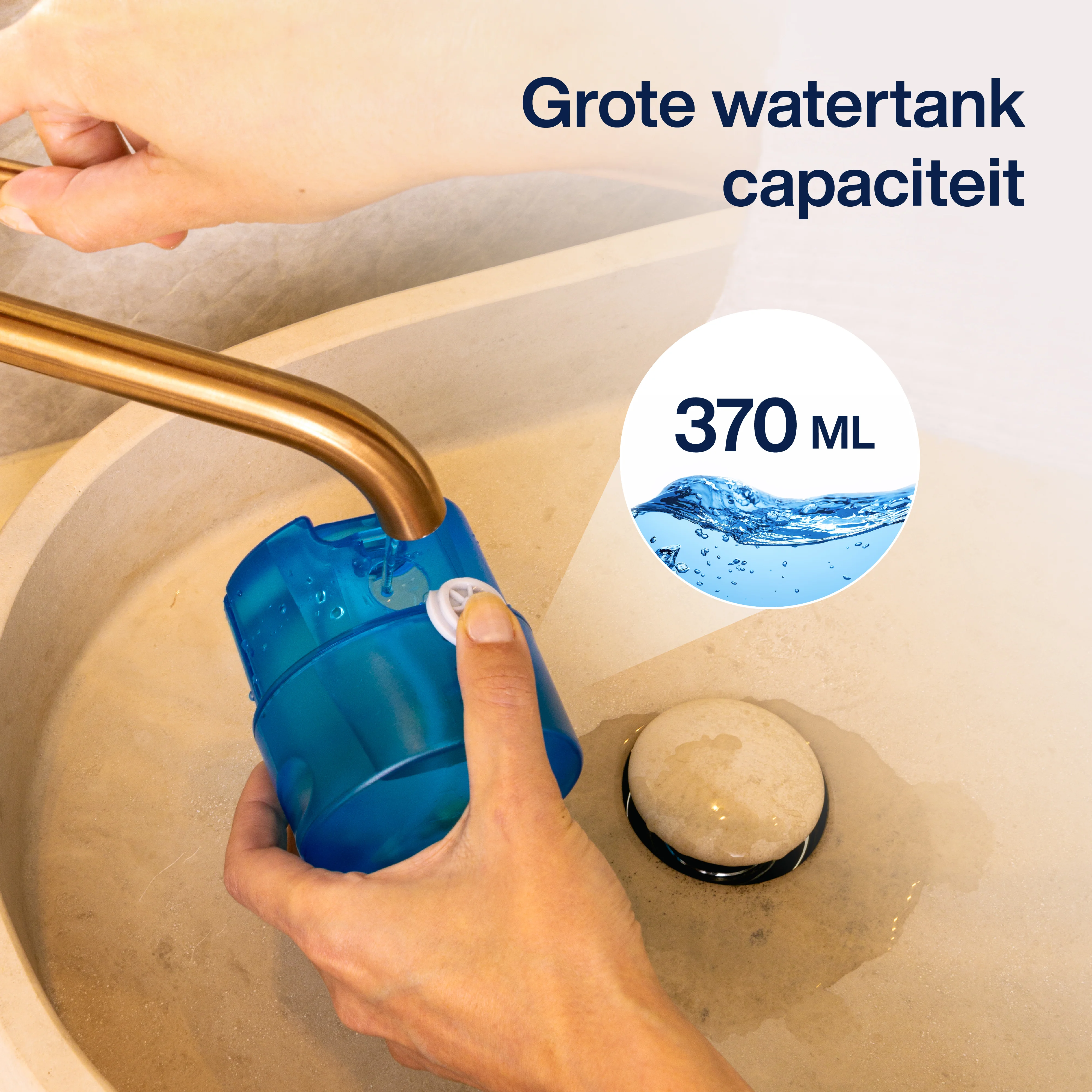 Een hand vult een blauwe watercontainer uit een gouden kraan. 370 ml waterniveau wordt getoond.
