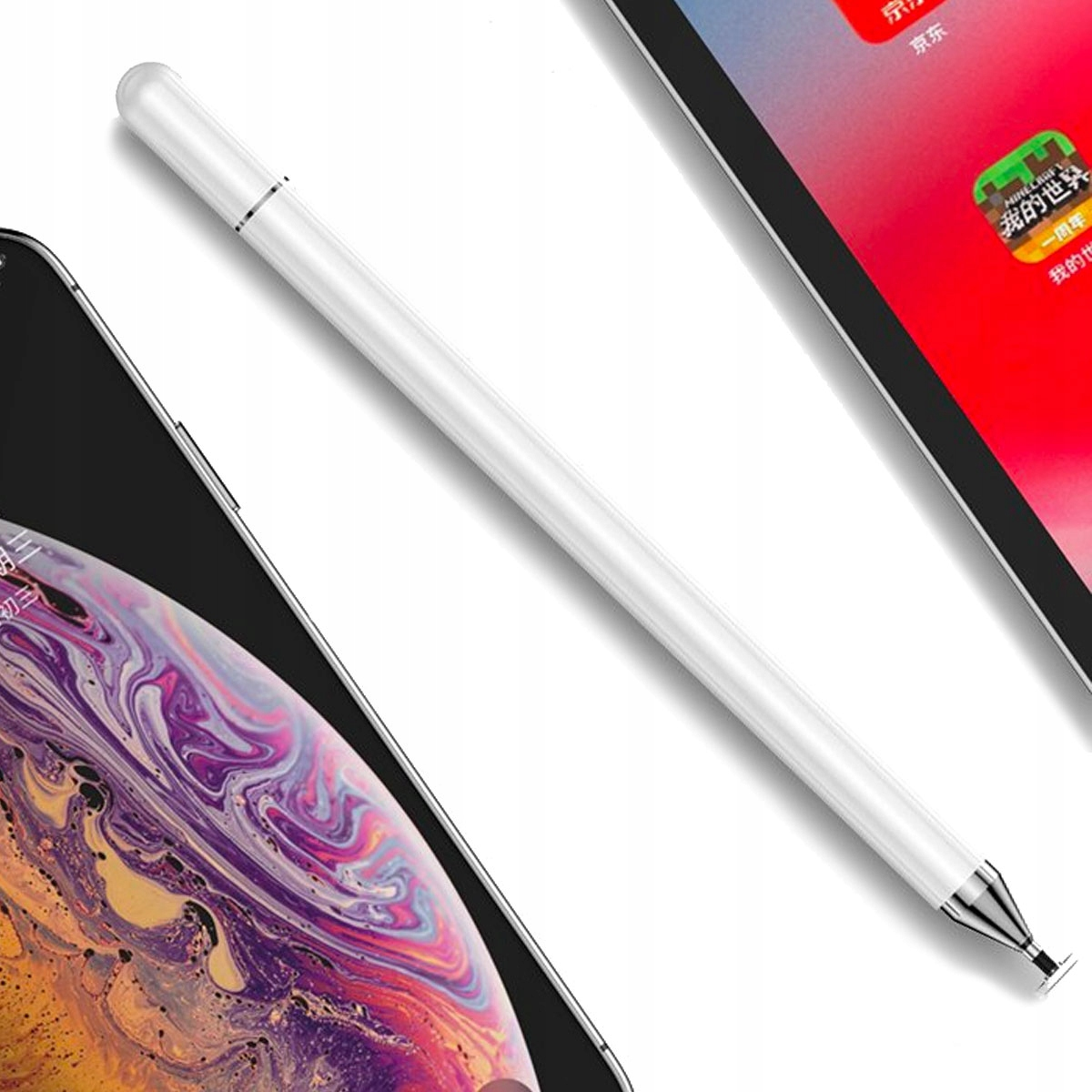 Biały rysik leży na dwóch telefonach i tablecie, prezentując ikony aplikacji i szczegóły ekranu.