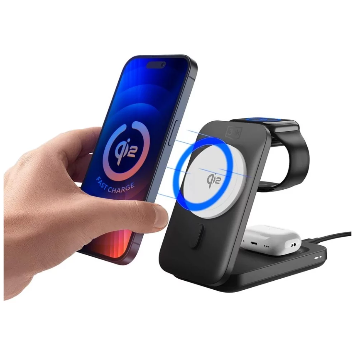 Osoba umieszcza telefon na ładowarce bezprzewodowej, z zegarkiem i słuchawkami w trakcie ładowania.