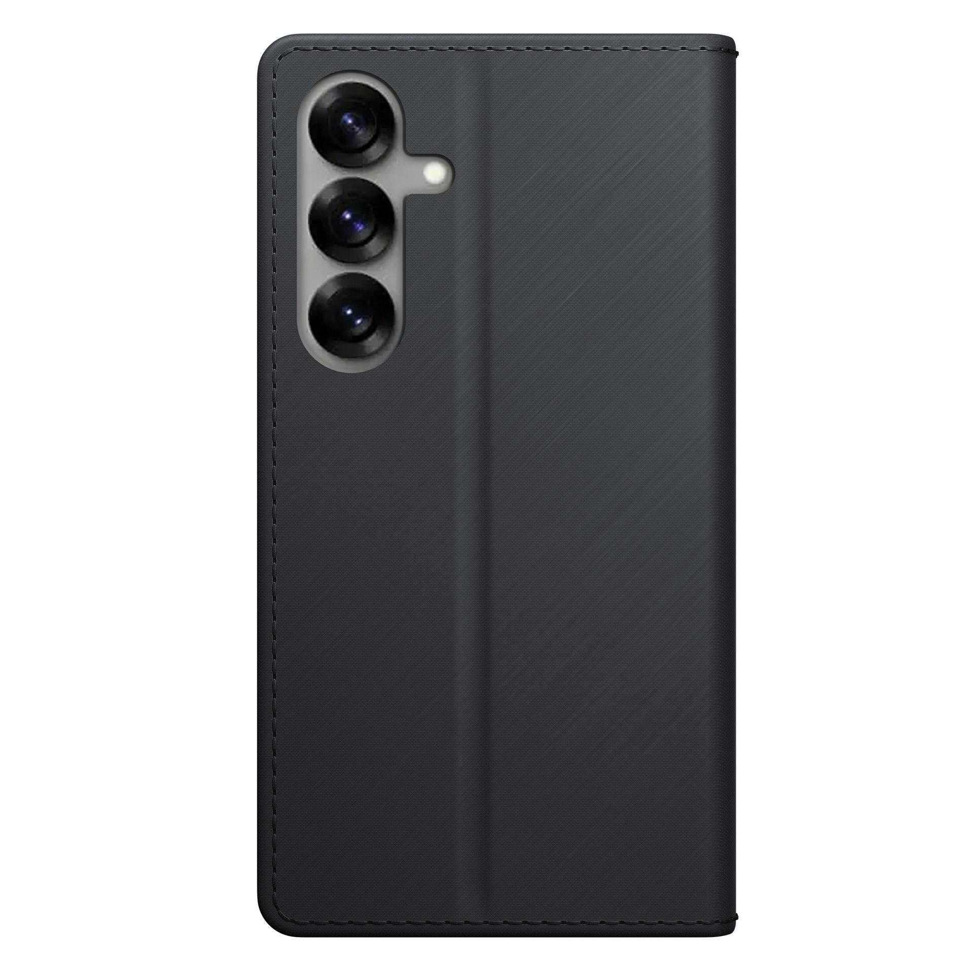 Zamknięte, czarne, teksturowane etui na telefon z potrójnym otworem na aparat w lewym górnym rogu.
