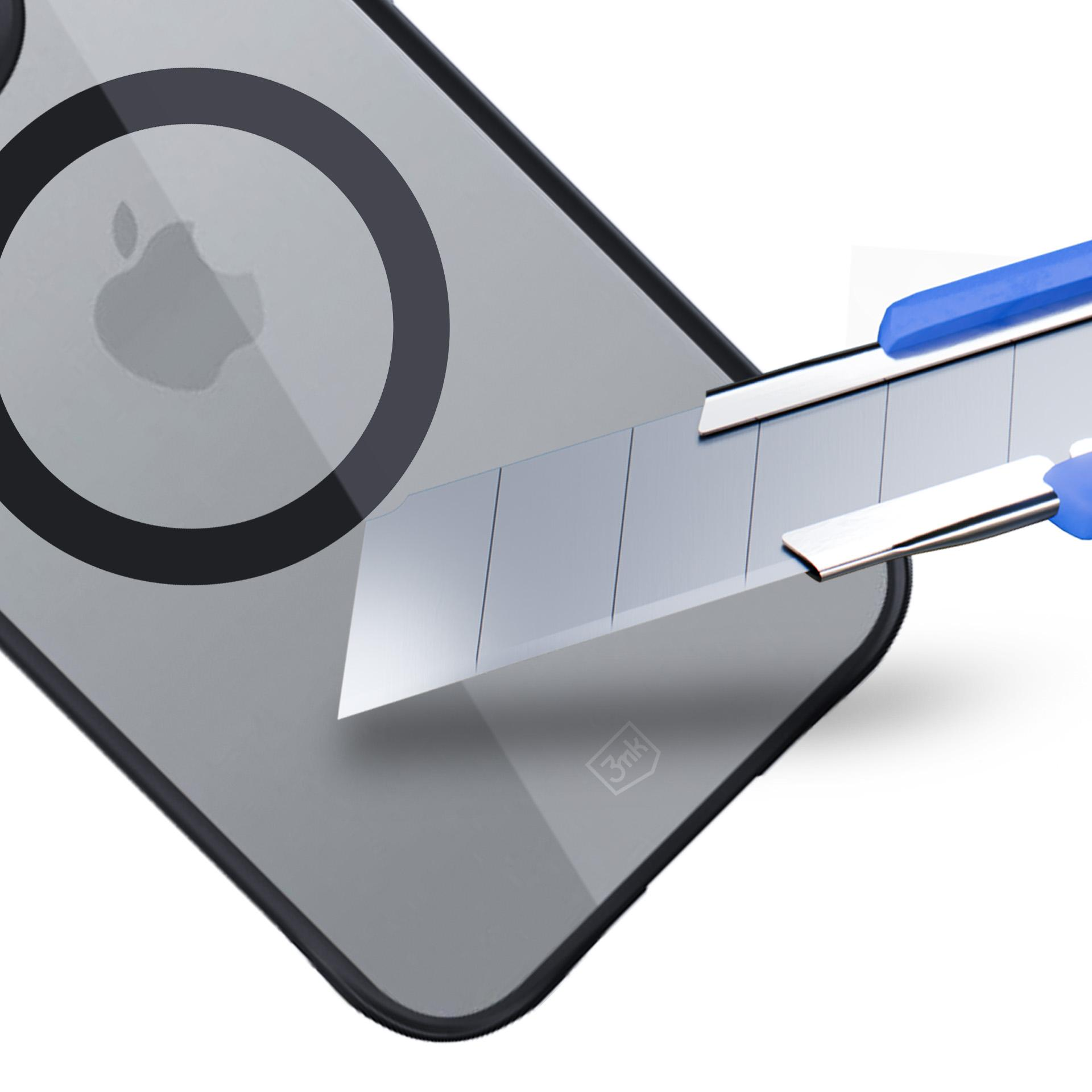 Obraz przedstawia nóż introligatorski rysujący szare etui na telefon z pierścieniem MagSafe.