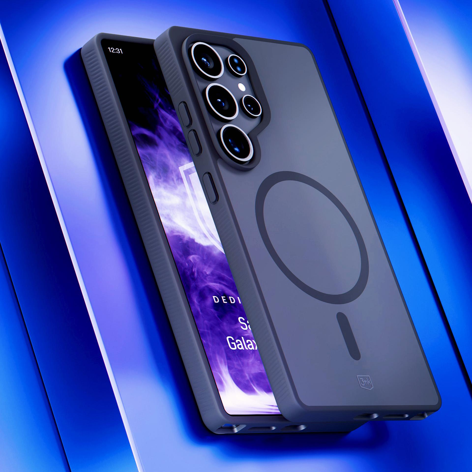 Un telefono in una custodia blu scuro. La custodia è accanto a un altro telefono. Lo sfondo è blu.