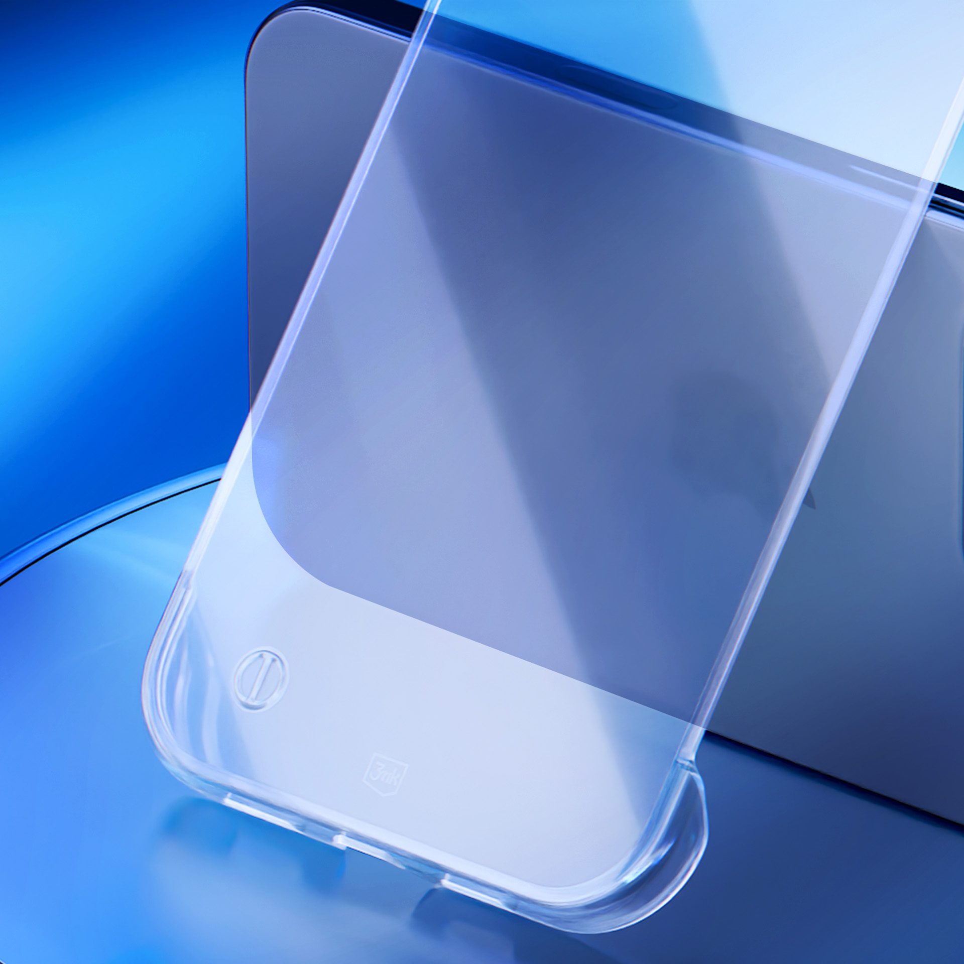 Przezroczyste etui na telefon ustawione pod kątem przed telefonem. Tło jest niebieskie.