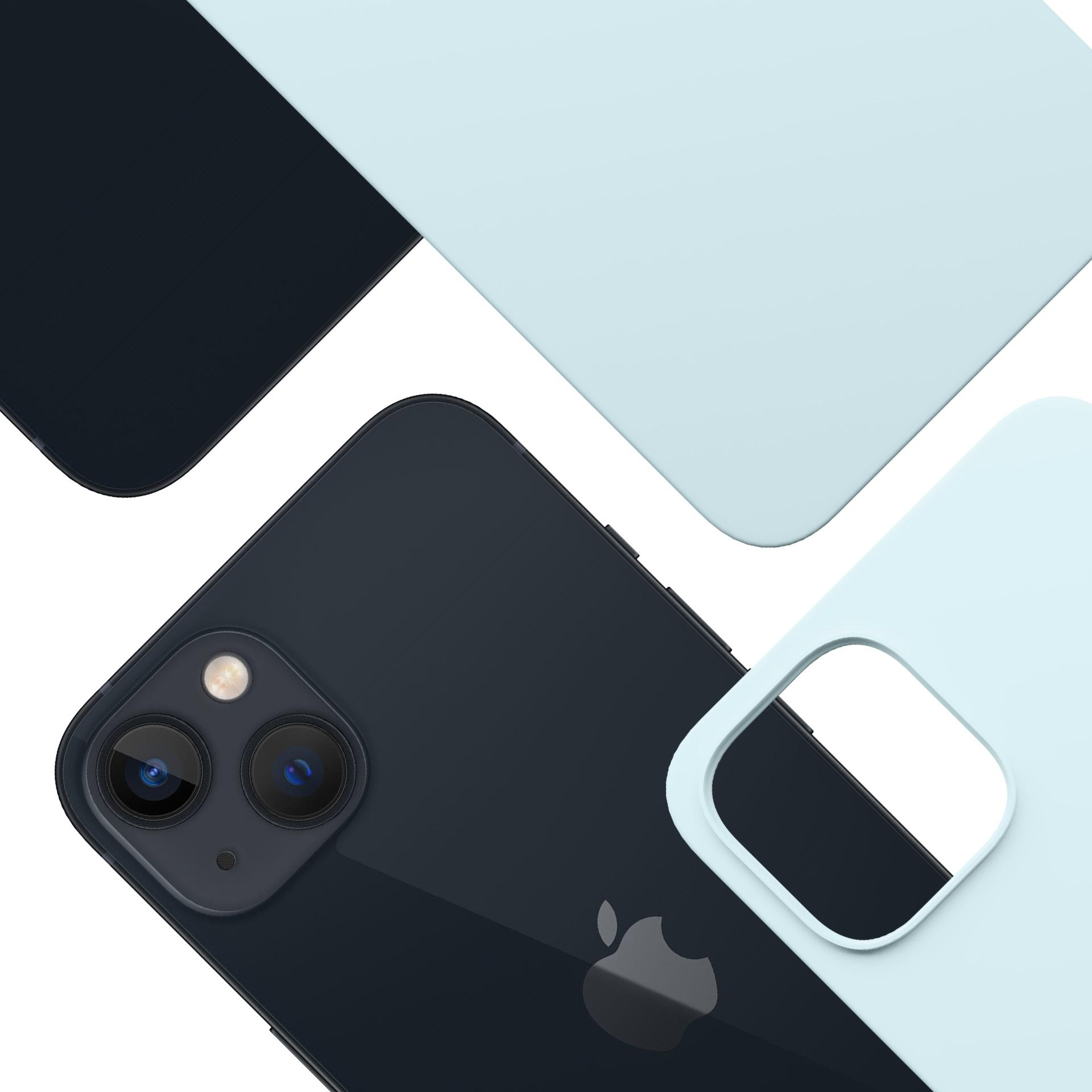 Czarny smartfon i jasnoniebieskie etui na telefon leżą na białej powierzchni, ustawione pod kątem, aby pokazać obiektyw aparatu.