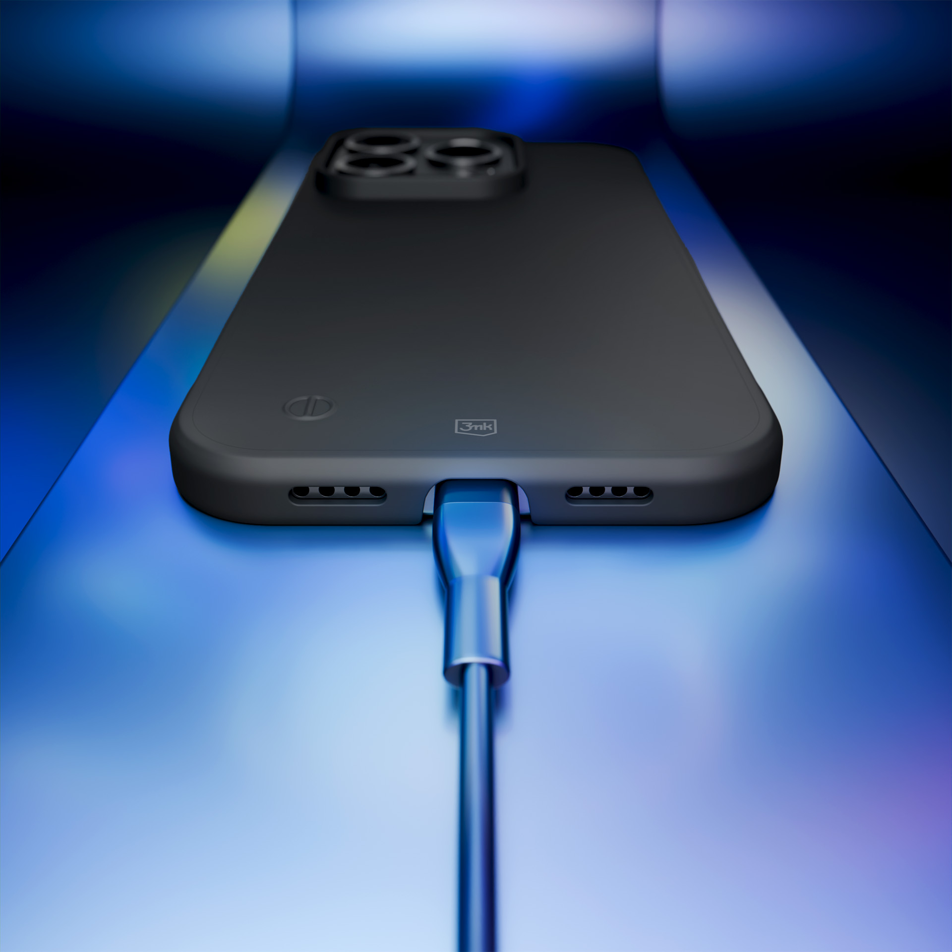 Czarny telefon jest ładowany od dołu srebrnym kablem na niebieskim tle.