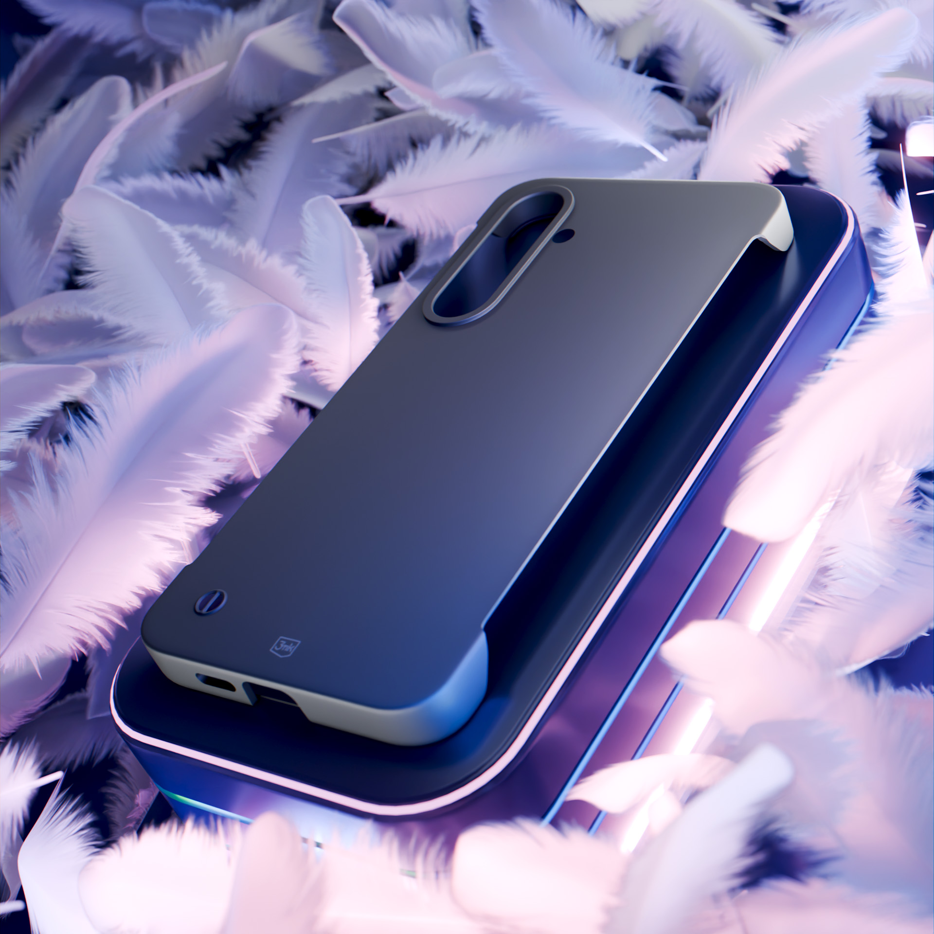 Szare etui na telefon leży na świecącej platformie, otoczone miękkimi białymi piórami, podkreślając jego elegancki wygląd.