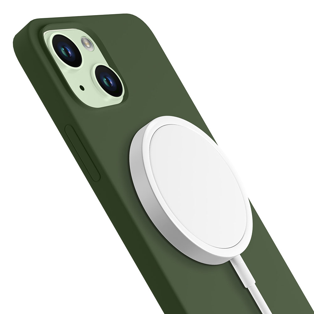 Zielone etui na telefon jest podłączone do białej ładowarki bezprzewodowej na białym tle.