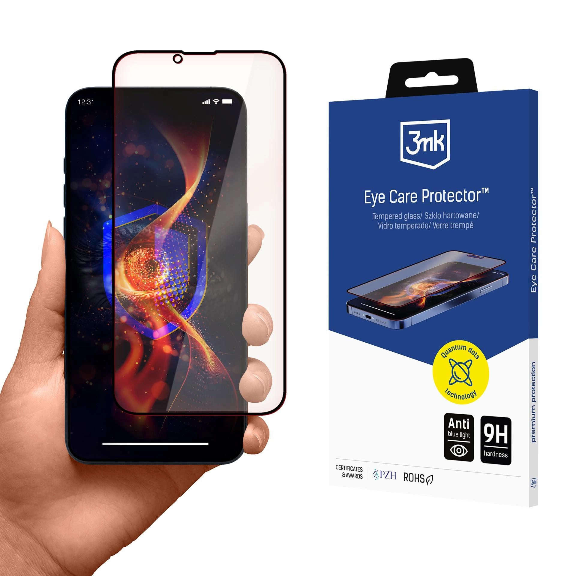 Mano che tiene un telefono con una protezione per lo schermo accanto alla confezione del prodotto su uno sfondo bianco.