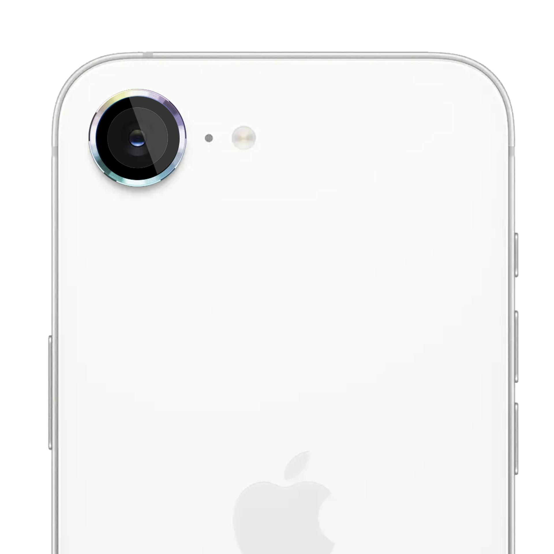 Un telefono bianco con una protezione per l'obiettivo sulla fotocamera viene visualizzato su uno sfondo bianco.