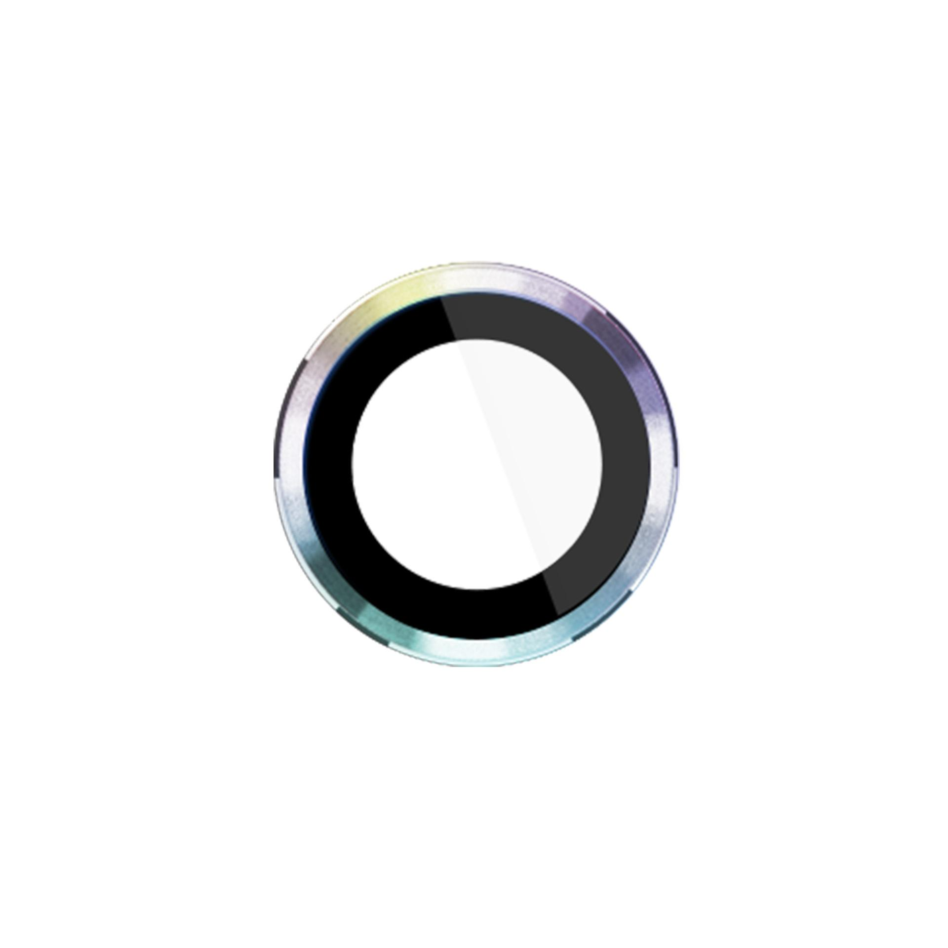 Una protezione per l'obiettivo del telefono viene visualizzata su uno sfondo bianco, mostrando il suo design.