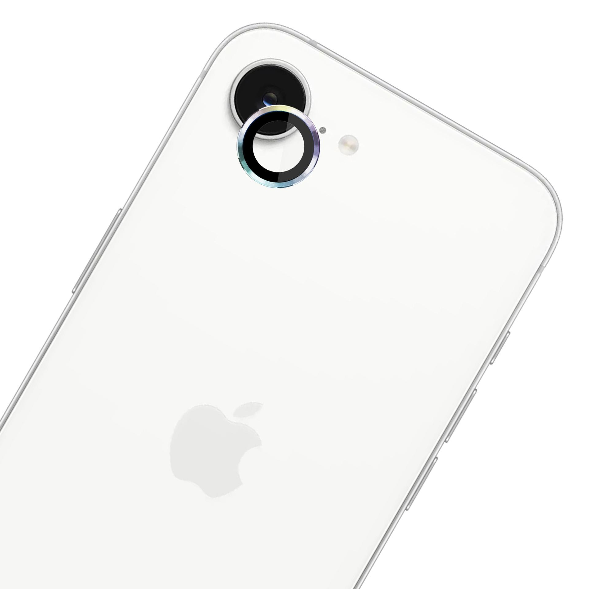 Un telefono bianco con una protezione per l'obiettivo sulla fotocamera viene visualizzato su uno sfondo bianco.