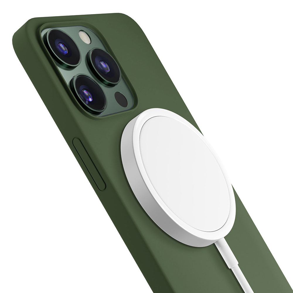 Oliwkowozielone etui na telefon ładuje się bezprzewodowo za pomocą białej ładowarki MagSafe, prezentując nowoczesną technologię.