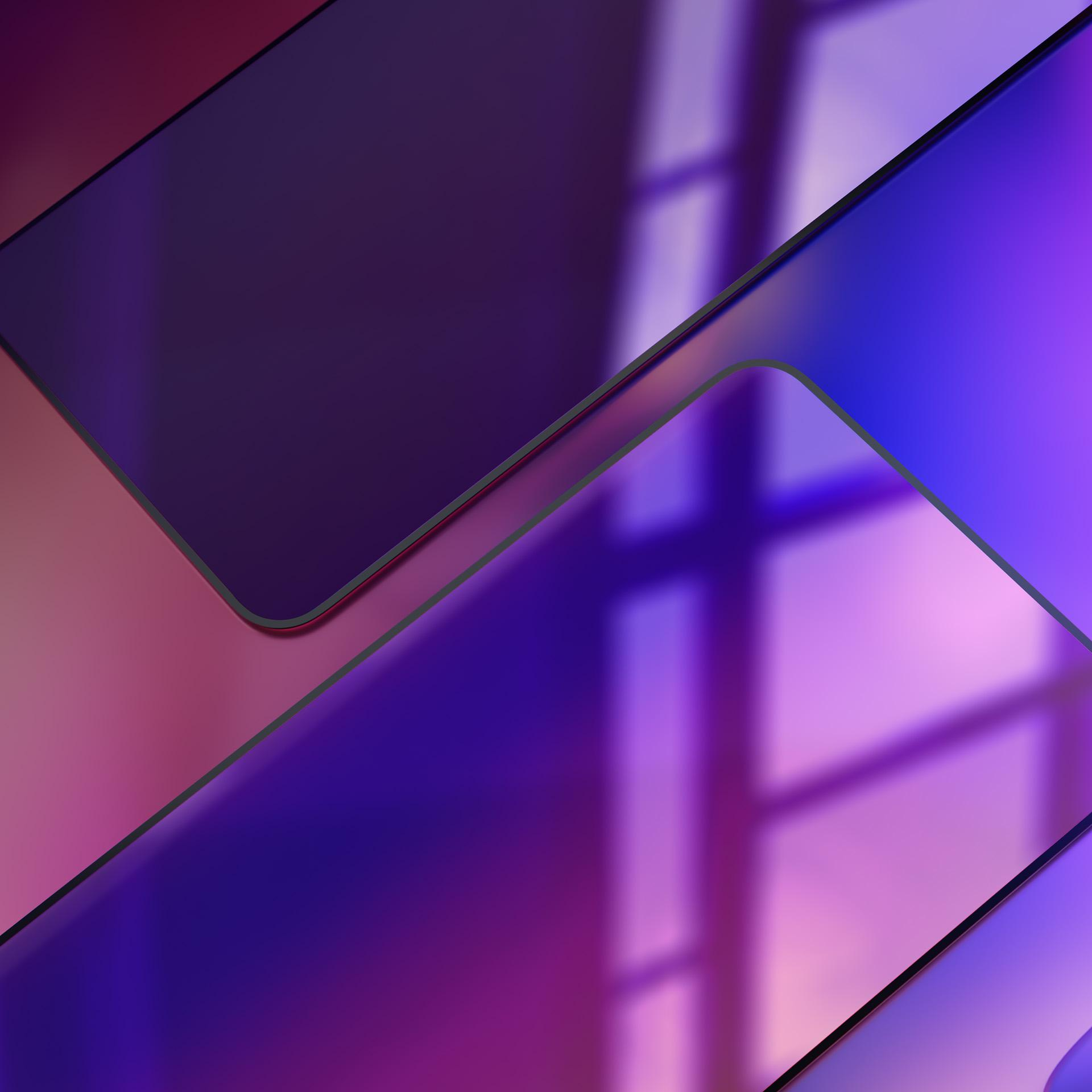 Zbliżenie na folie ochronne na ekran telefonu z fioletowymi i niebieskimi odcieniami, odbijające światło.