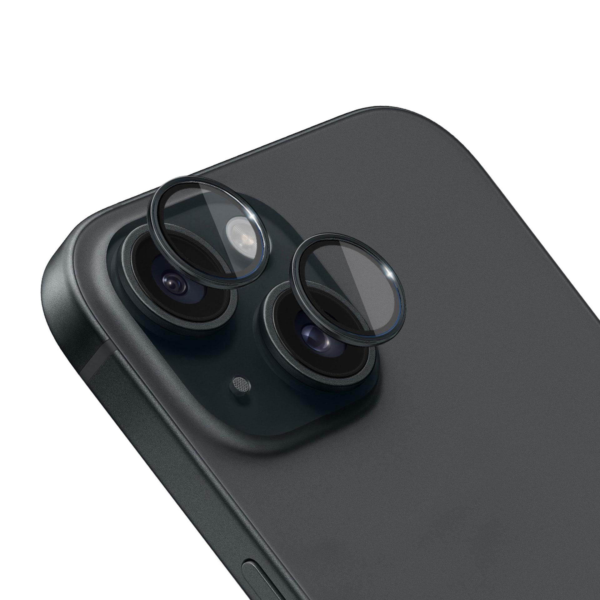 Primo piano di una fotocamera del telefono con protezioni per l'obiettivo, che mostra un telefono grigio scuro.