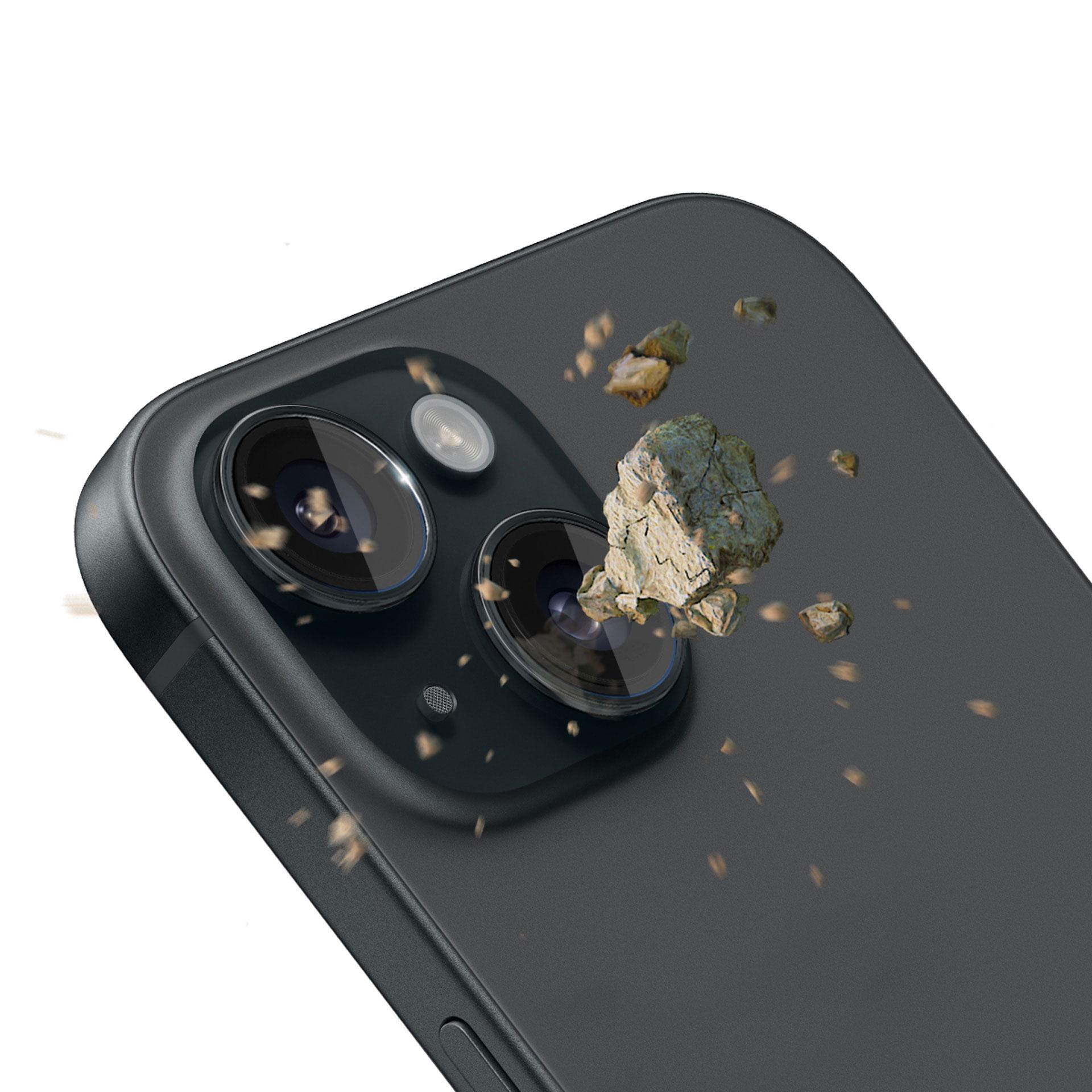 Una fotocamera grigia del telefono viene mostrata con una roccia che la colpisce, dimostrando la sua durata.