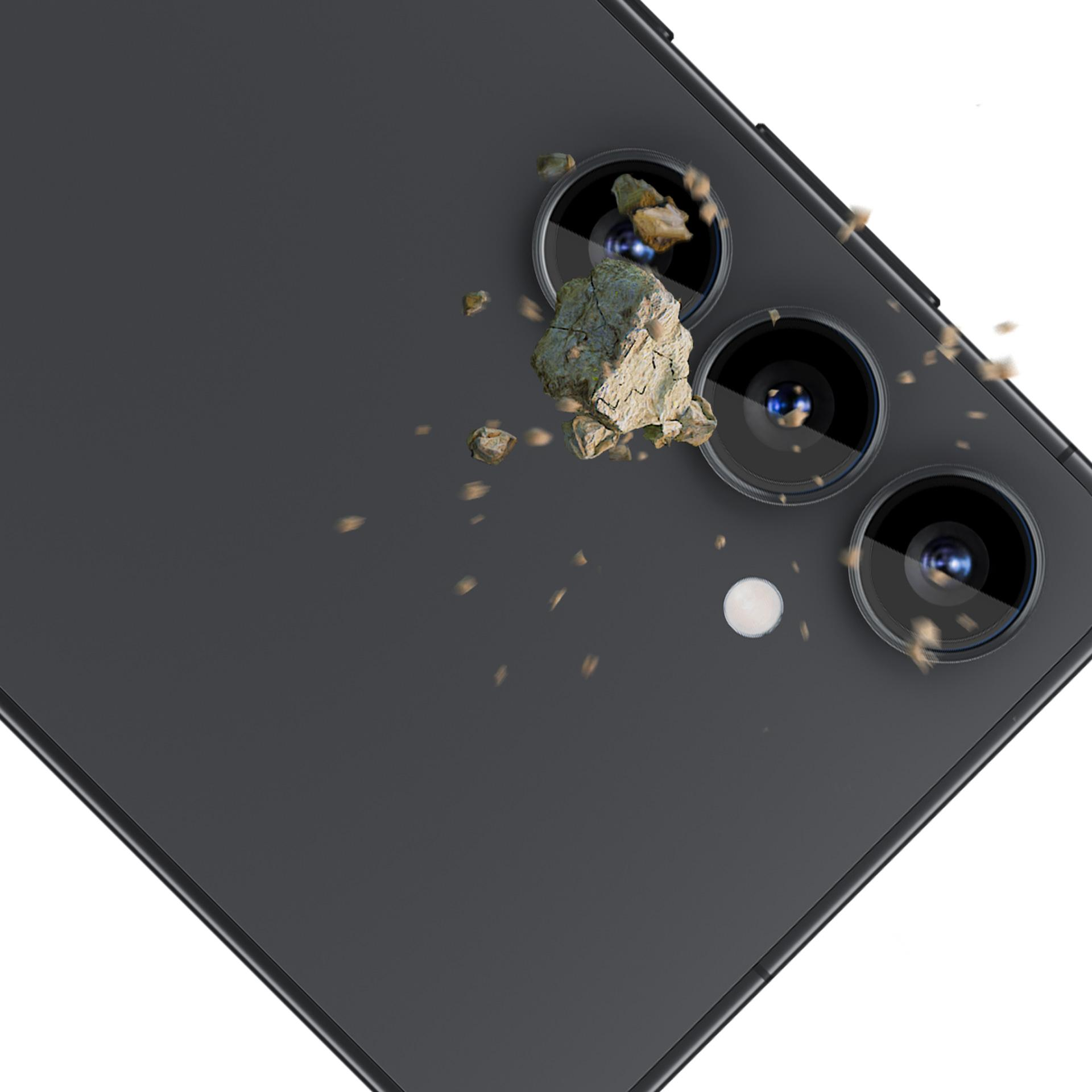 Un telefono con protezioni per lenti subisce un impatto, sottolineando la protezione della fotocamera dai danni.