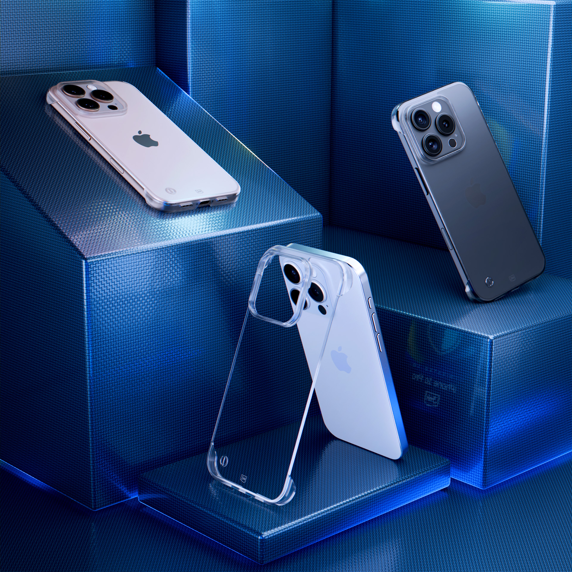 Trzy iPhone'y są wyświetlane na niebieskich geometrycznych stojakach, dwa w etui i jeden z przezroczystym etui.