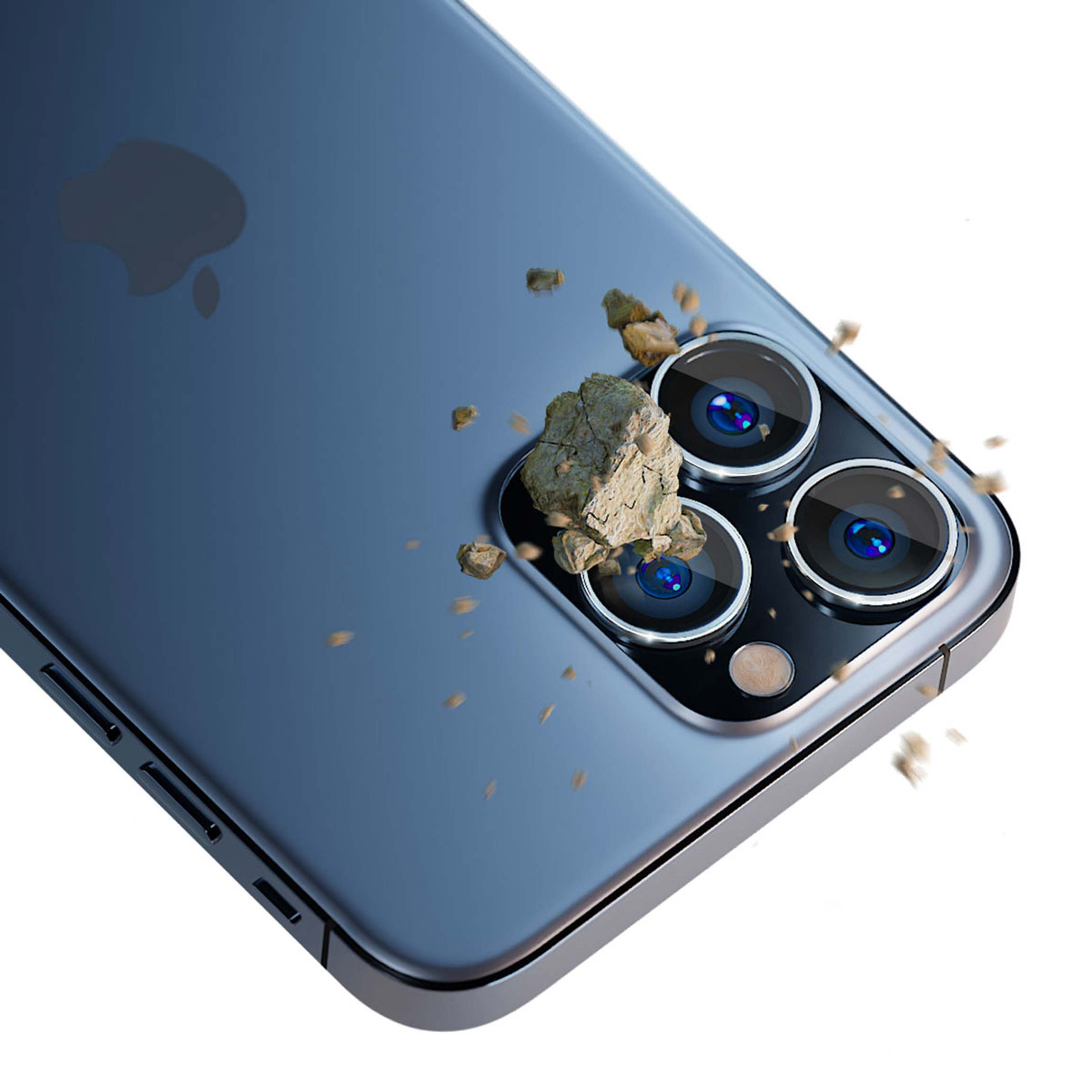 Un telefono blu con tre fotocamere ha un sasso sopra, con briciole sparse intorno, su uno sfondo bianco.
