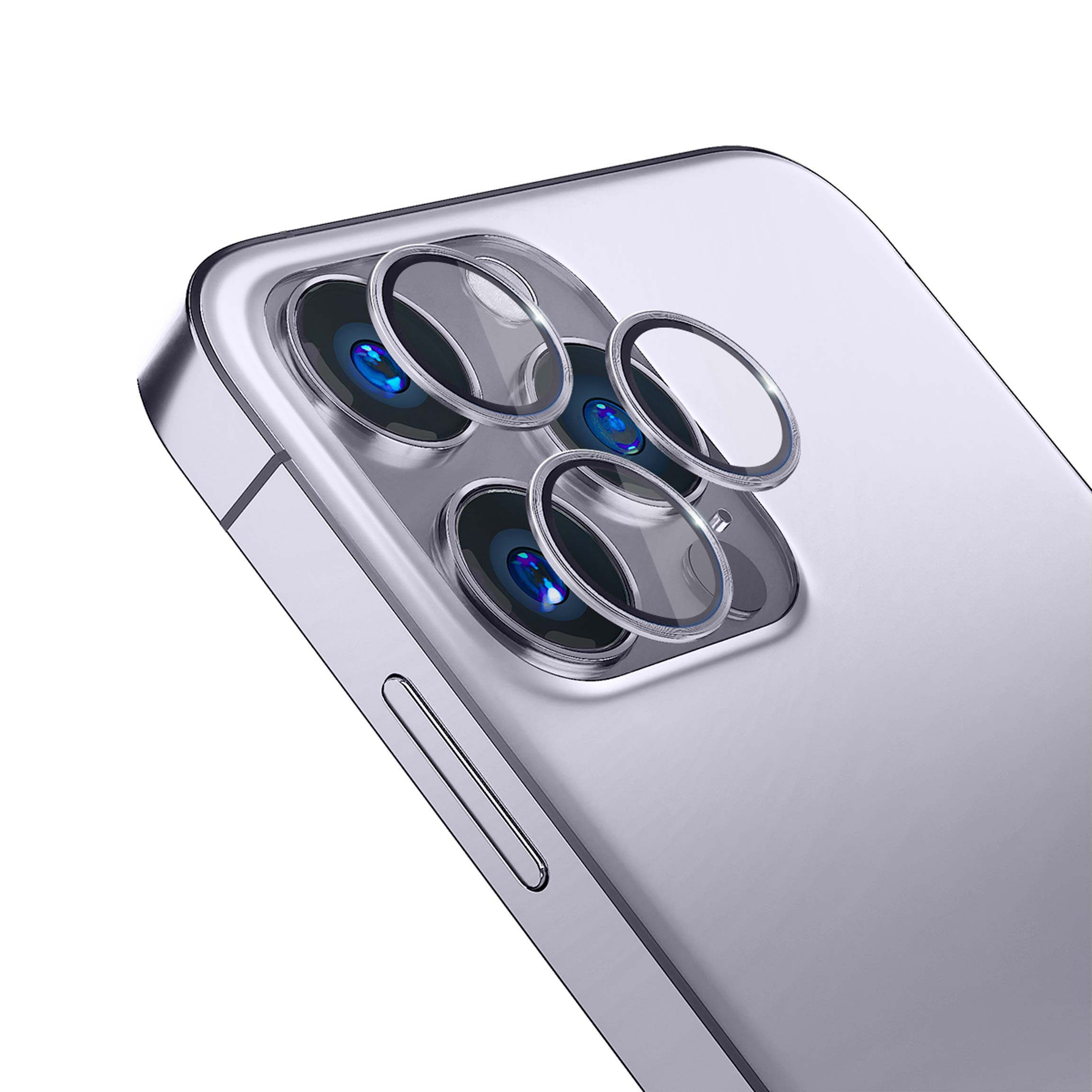 Un iPhone argento con protezioni per obiettivi della fotocamera su uno sfondo bianco.