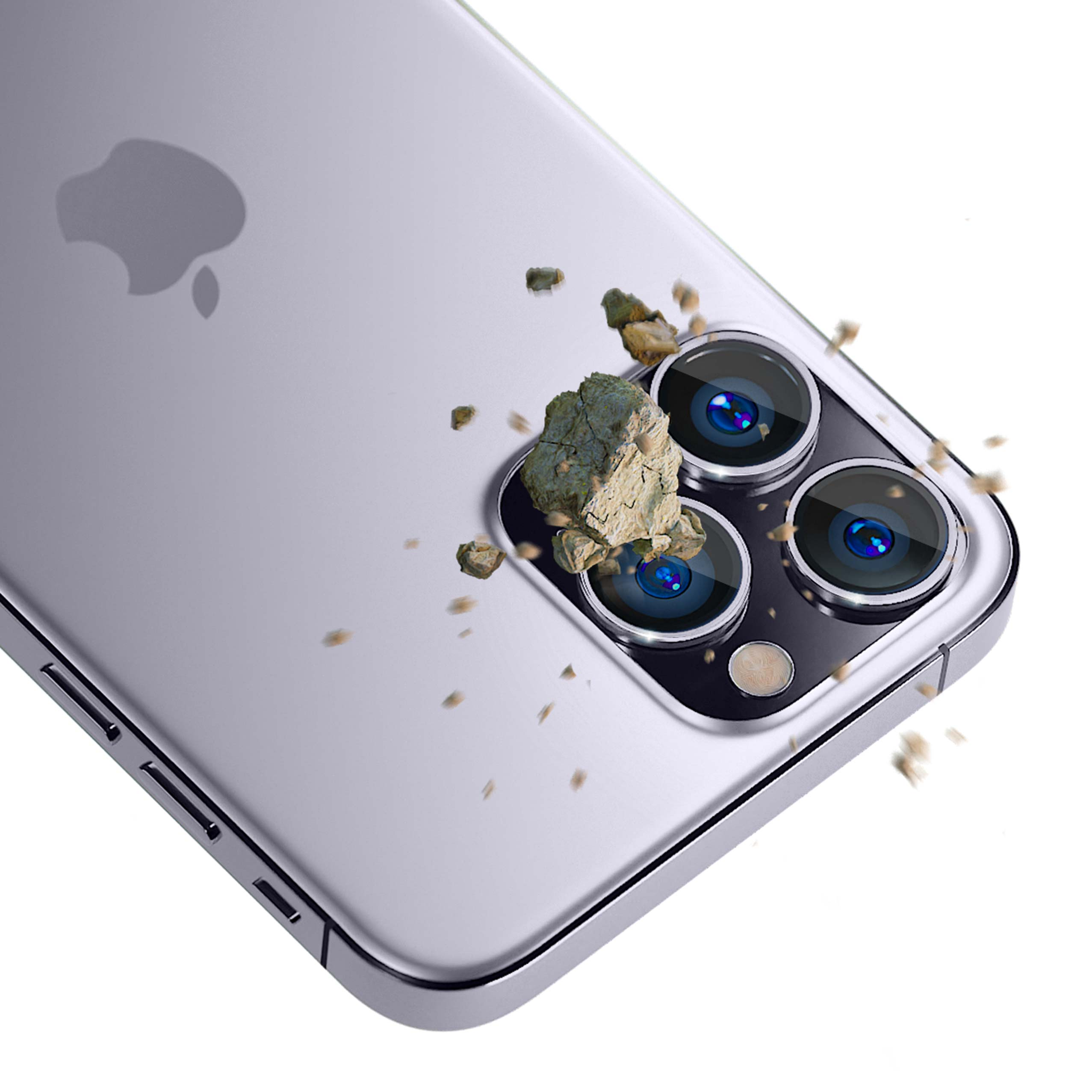 Un iPhone argento ha detriti che cadono sulle protezioni per obiettivi della fotocamera su uno sfondo bianco.