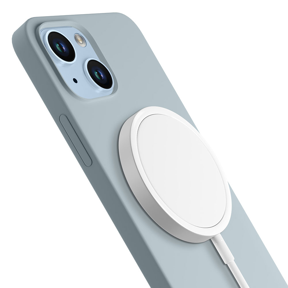 Jasnoniebieskie etui na telefon z podłączoną białą ładowarką na białym tle.