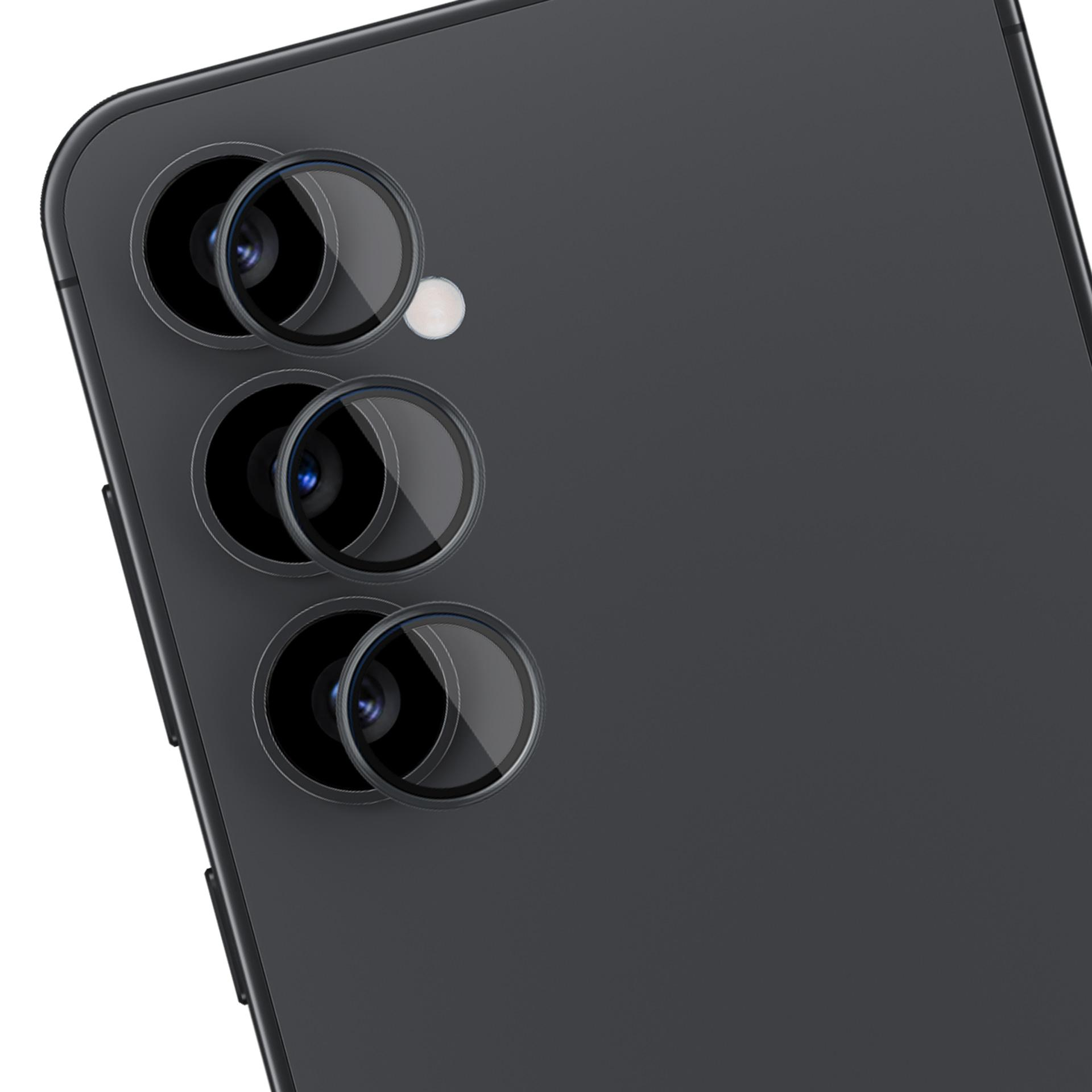 Zbliżenie na czarny telefon z osłonami obiektywu na trzech kamerach. Tło jest gładkie, białe.