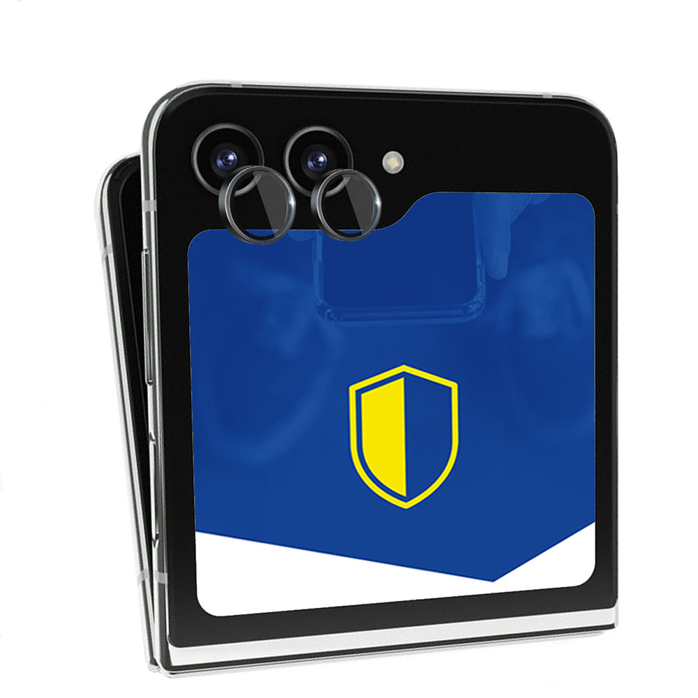 Il retro di un telefono nero con un motivo a scudo blu e giallo è visualizzato su uno sfondo bianco.