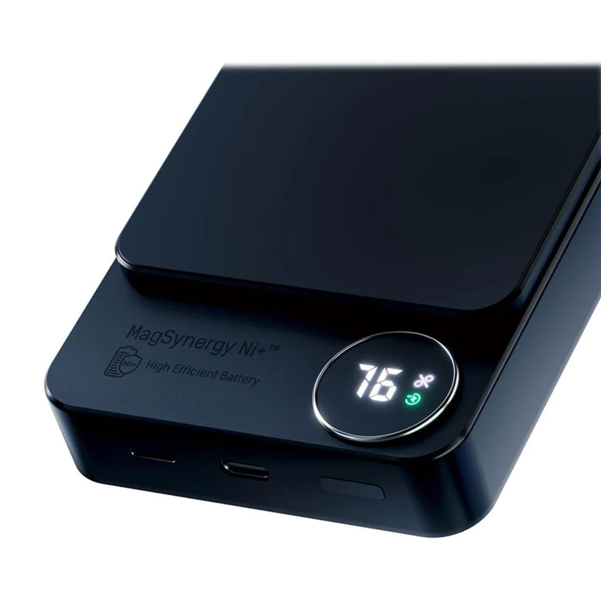 Czarny power bank z cyfrowym wyświetlaczem pokazującym poziom naładowania baterii 76%.